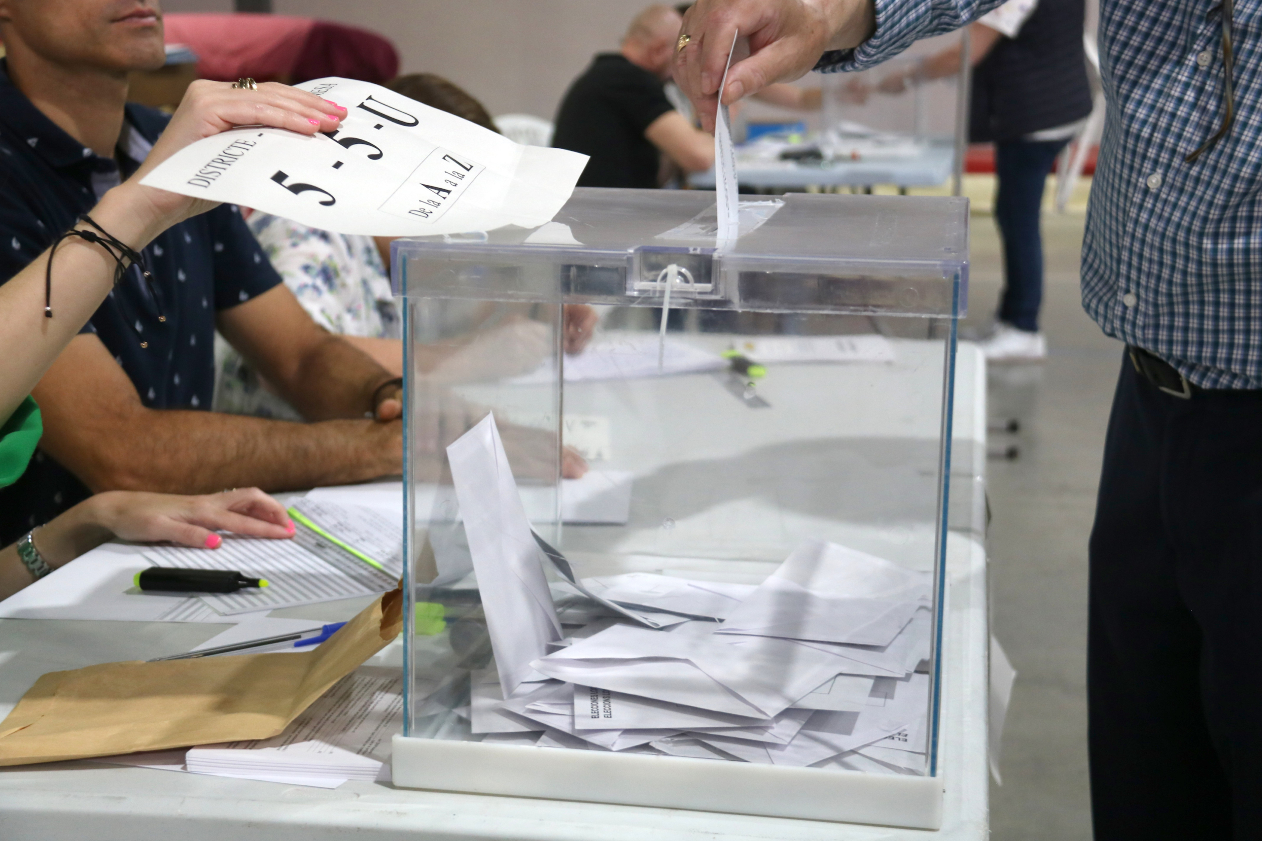 Un votant dipositant el sobre amb la seva papereta en un col·legi electoral de Lleida, en aquestes eleccions municipals del 28-M / ACN