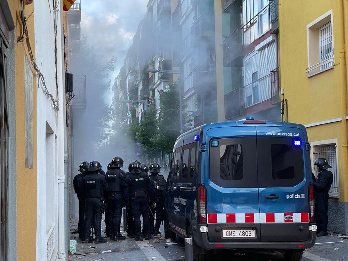 La Brimo de los Mossos d'Esquadra, en Salt por el acto electoral de Vox que ha provocado una contramanifestación antifascista | Q.S.