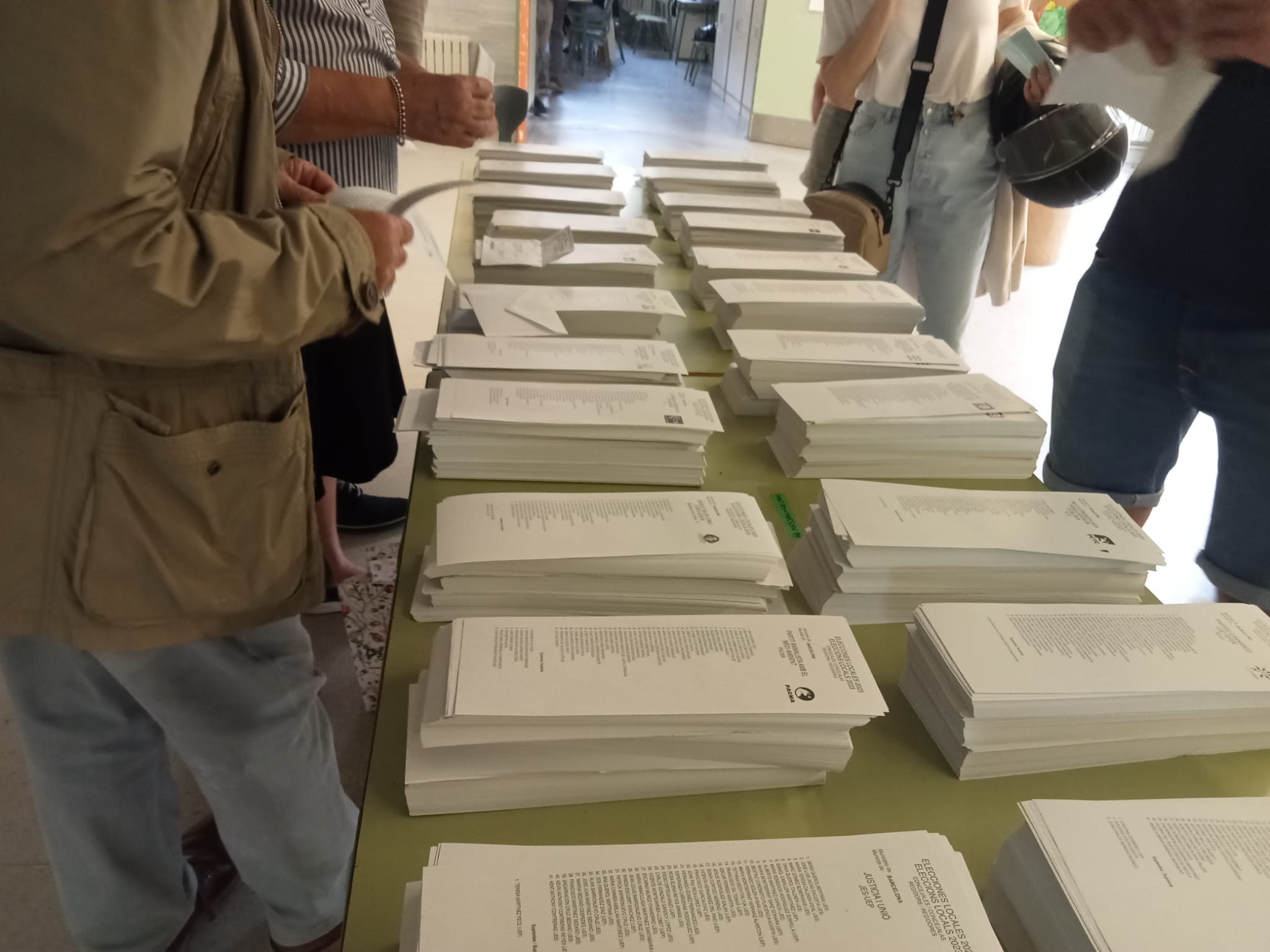 Electors votant al col·legi electoral Escola Concepció, del barri de l'Dreta de l'Eixample / A.L.
