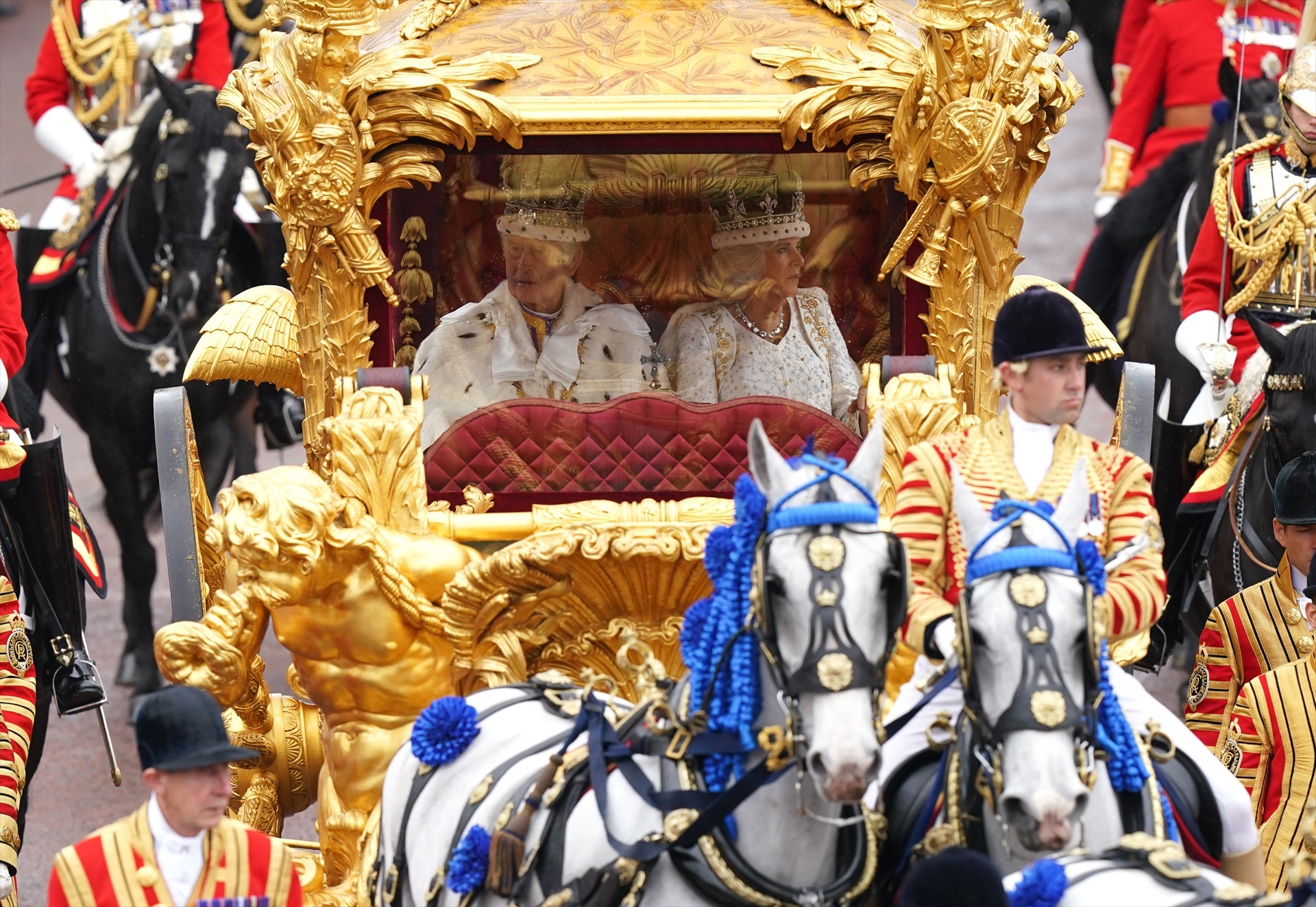 El rei Carles III i la reina Camila, a la carrossa durant la processó posterior a la coronació, de camí al palau Buckingham | EP (Niall Carson / Pa Wire / Dpa)