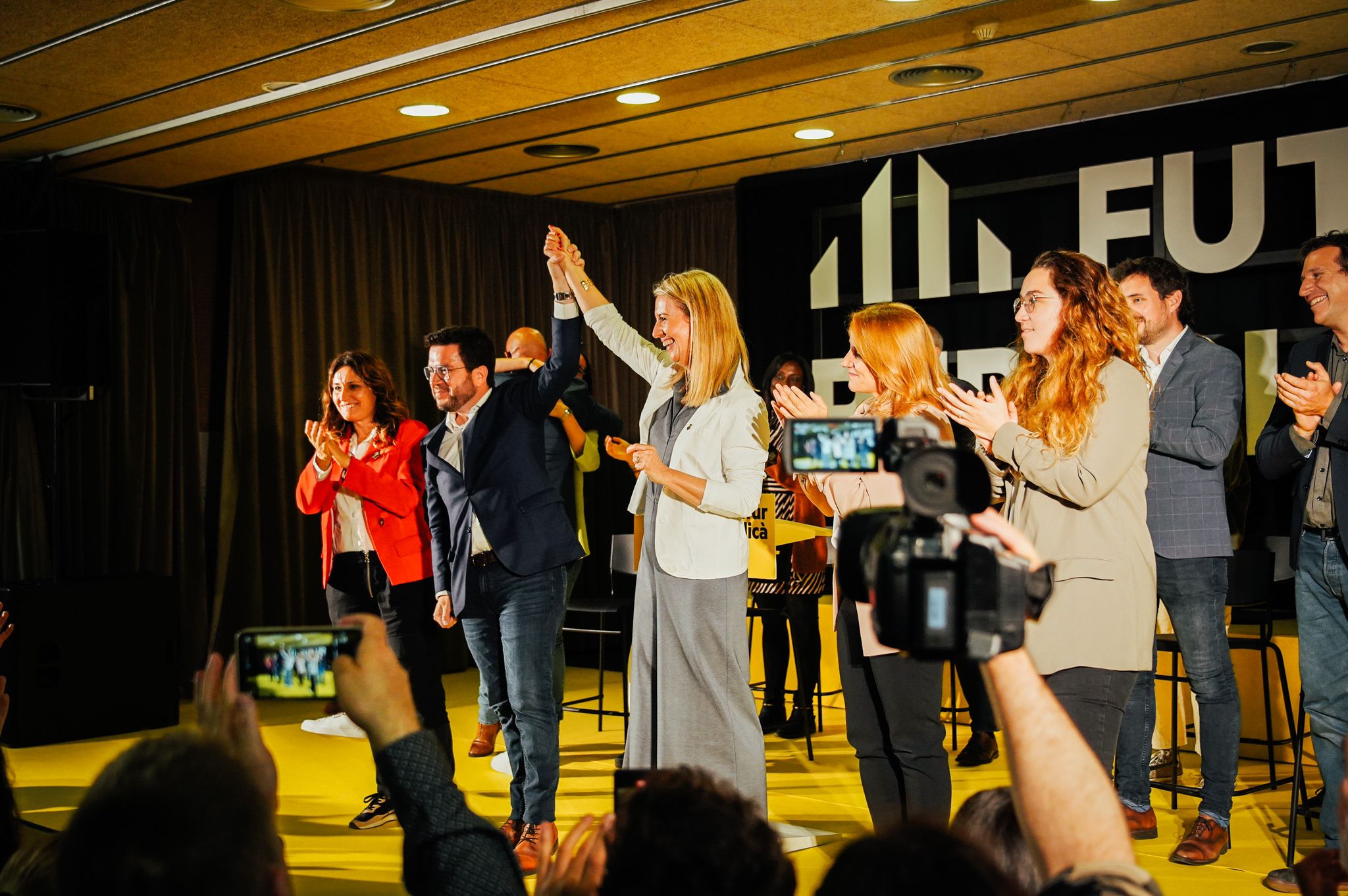 El president de la Generalitat, Pere Aragonès, en un acte de campanya per al 28-M amb l'alcaldessa d'ERC de Sant Cugat, Mireia Ingla / ERC