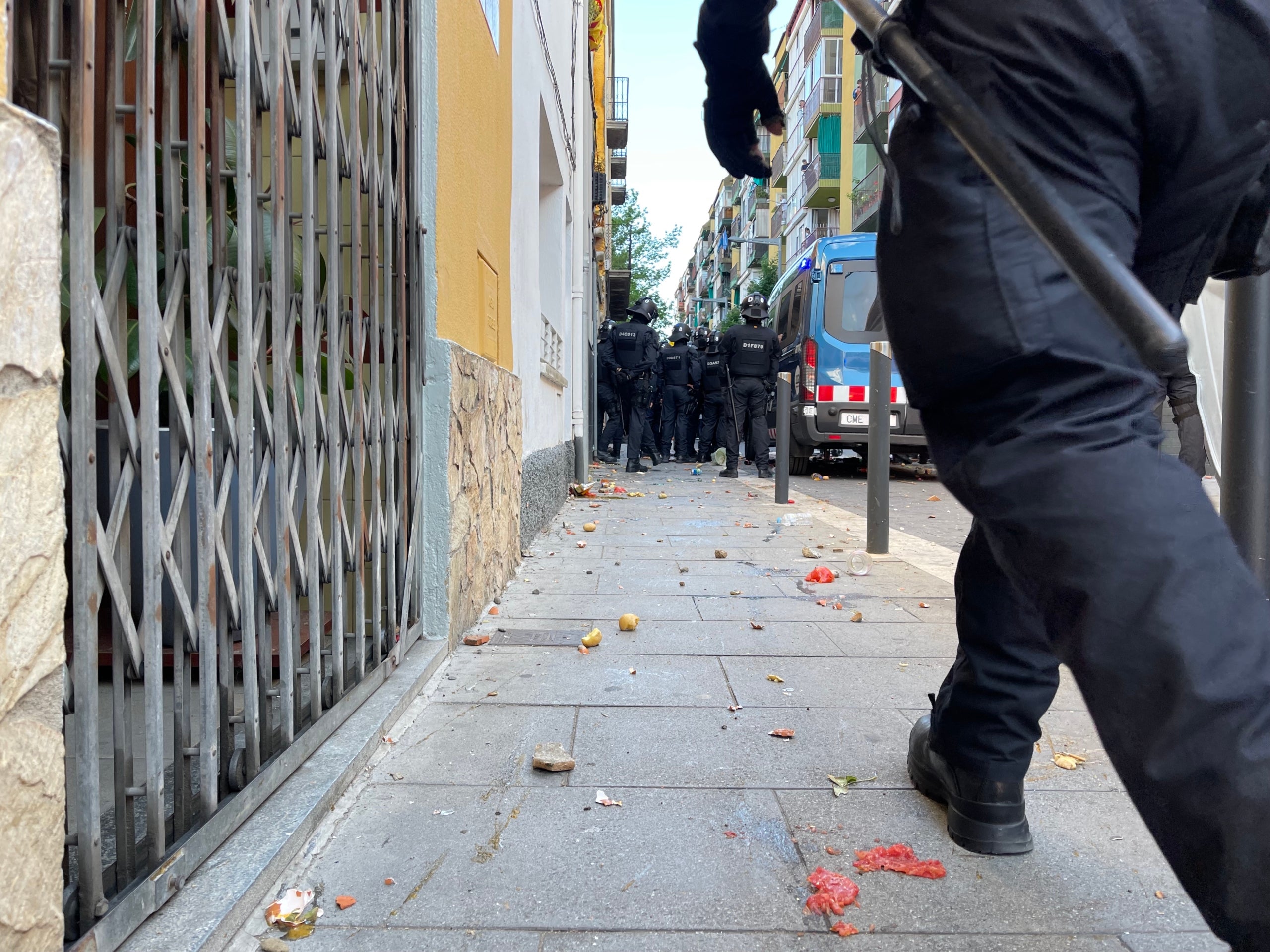 Un Mosso de la Brimo se dirige a la línea policial de la calle Abad Oliva con plaza Cataluña de Salt/Quico Sallés