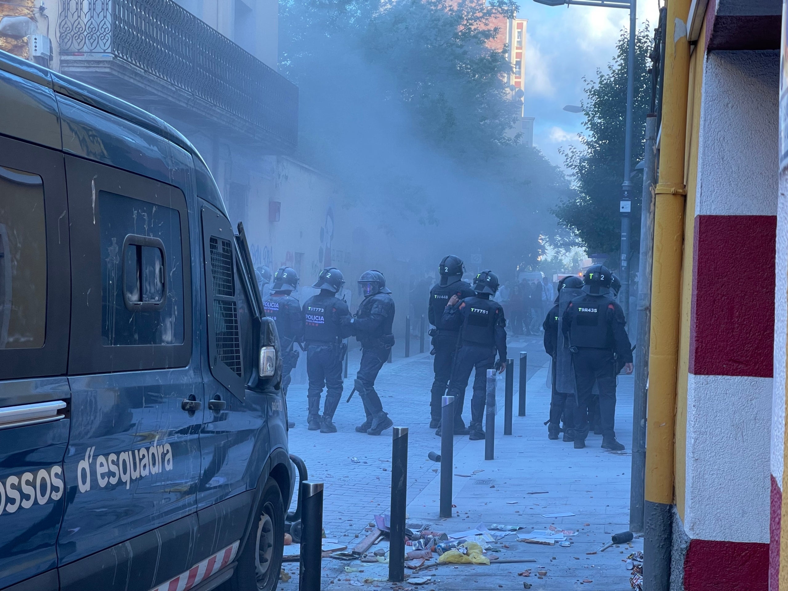 La Brimo dels Mossos, aguantant la pols dels extintors a Salt/Quico Sallés