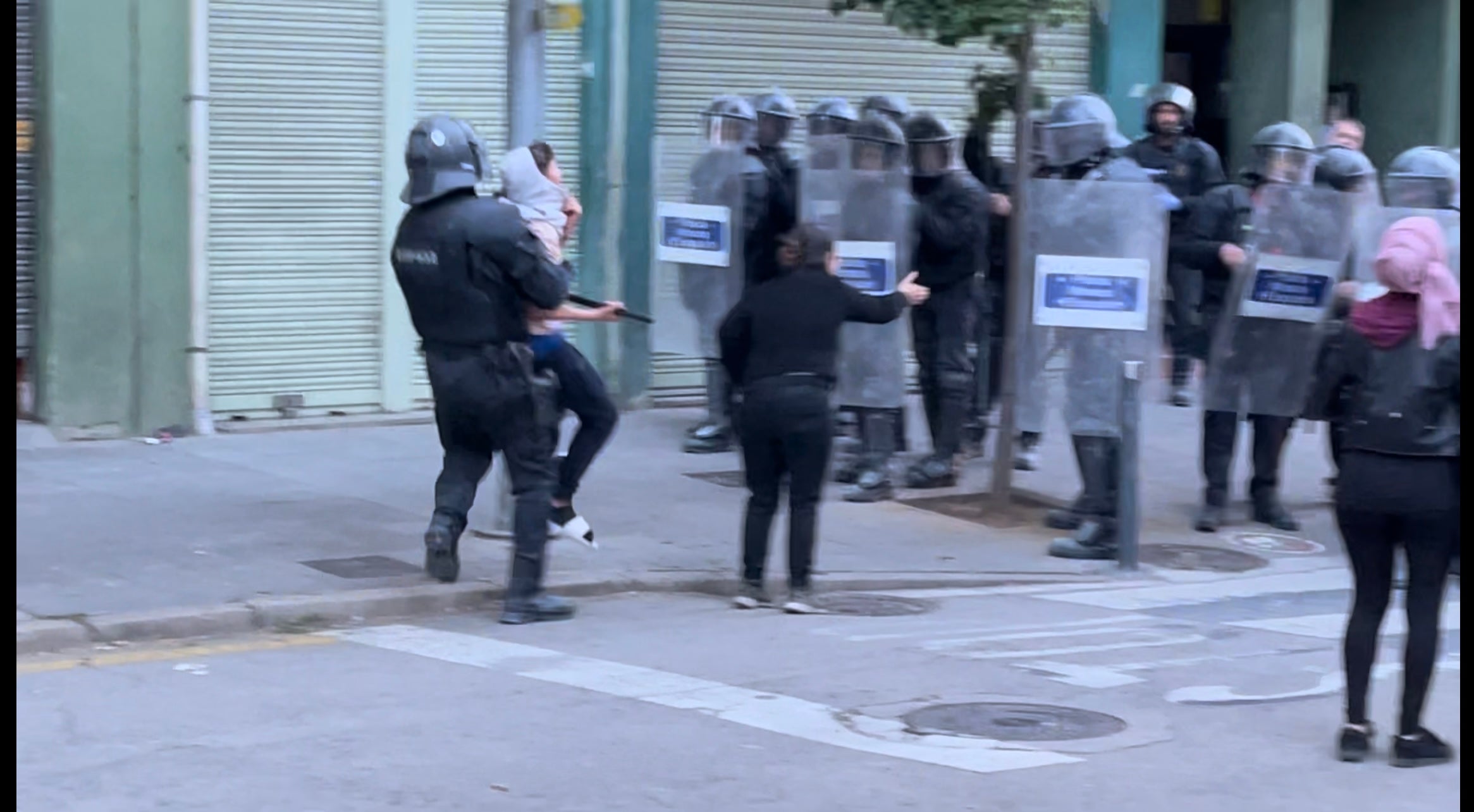 Los Mossos detienen un novio después de la protesta antifascista a Salt/Quico Sallés