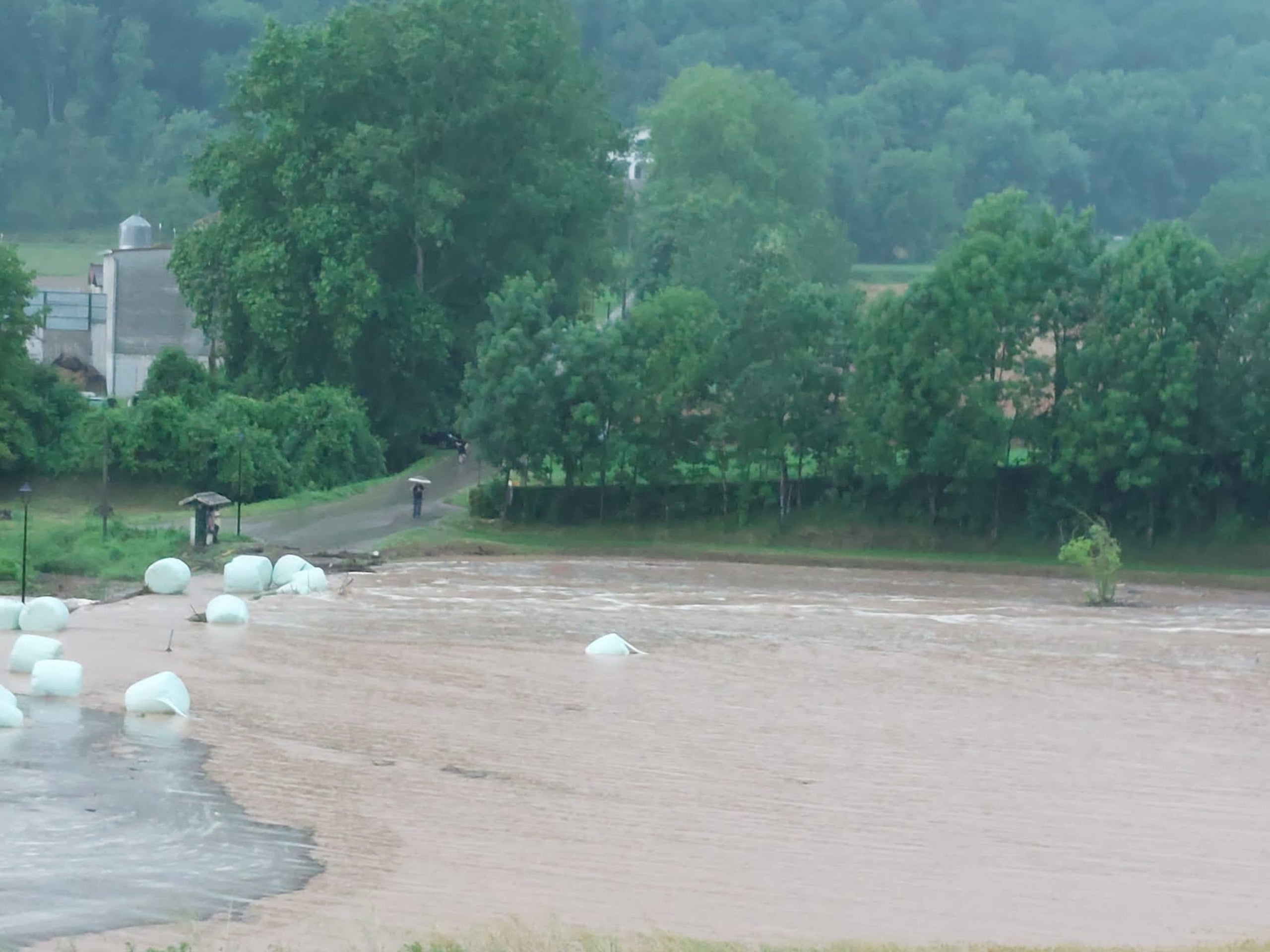 Una riuada a la Vall de Bianya arrossega diverses bales de palla / ACN