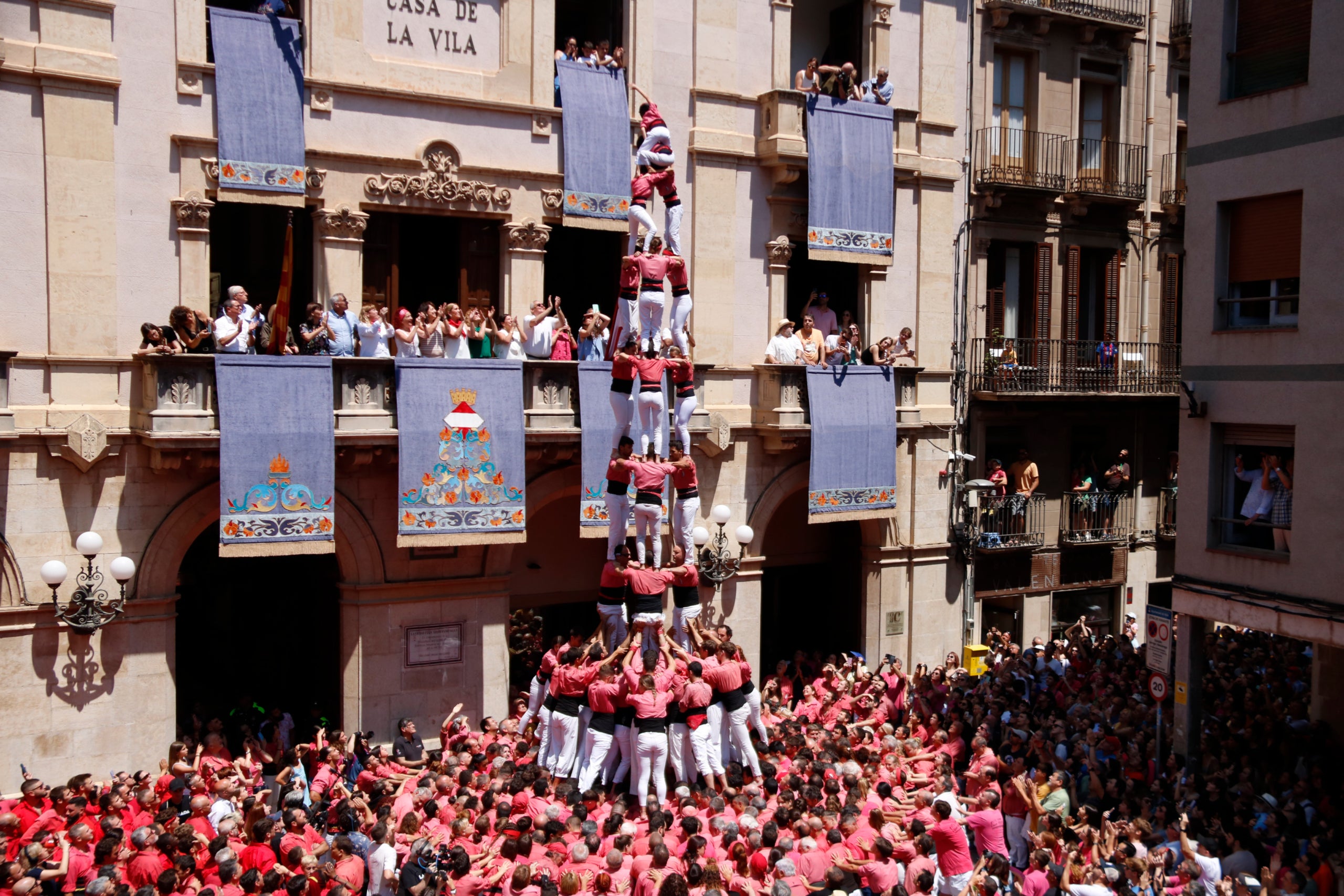4 de 9 amb folre i pilar de la Colla Vella dels Xiquets de Valls a la diada de Sant Joan / ACN