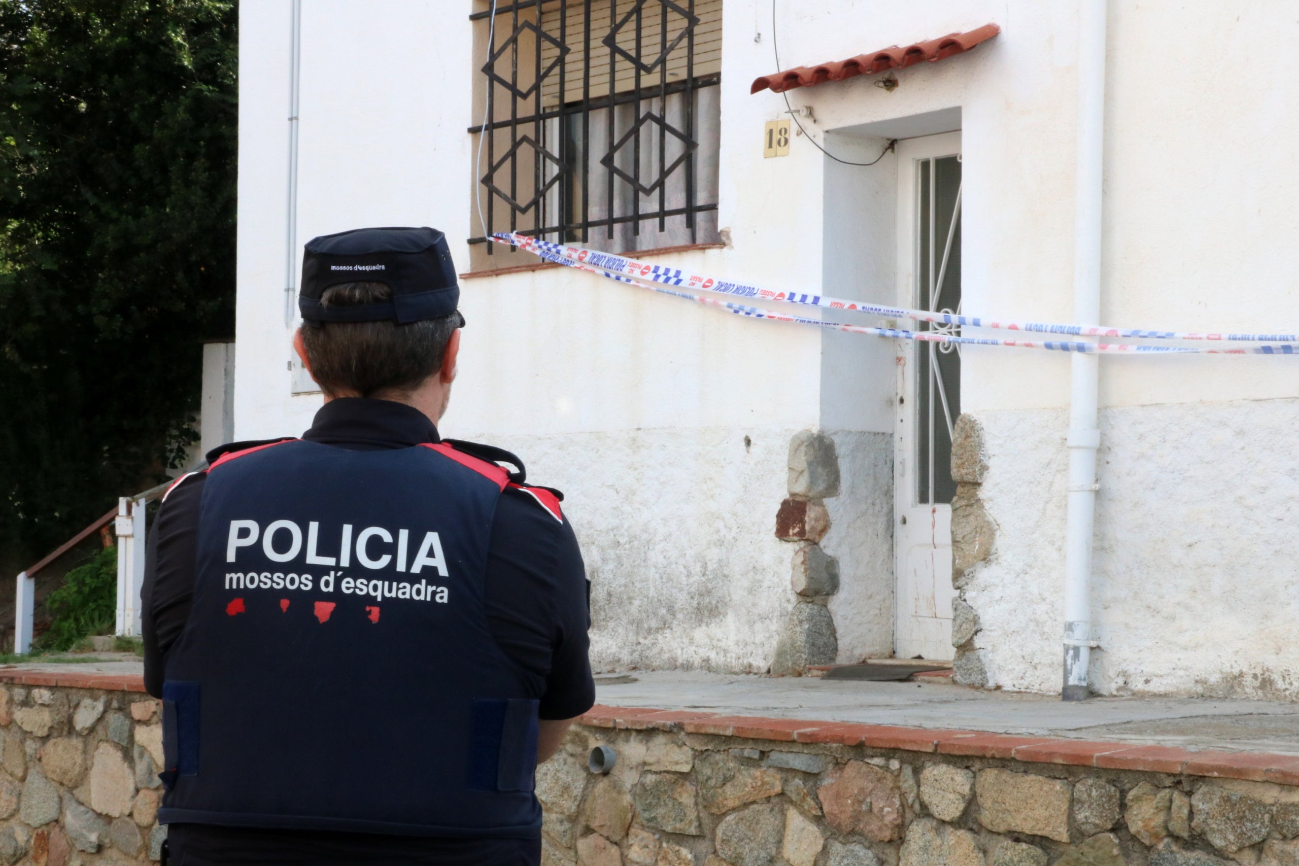 Els Mossos d'Esquadra custodien l'habitatge d'Alella on un home ha mort per arma de foc la tarda de la revetlla de Sant Joan / ACN