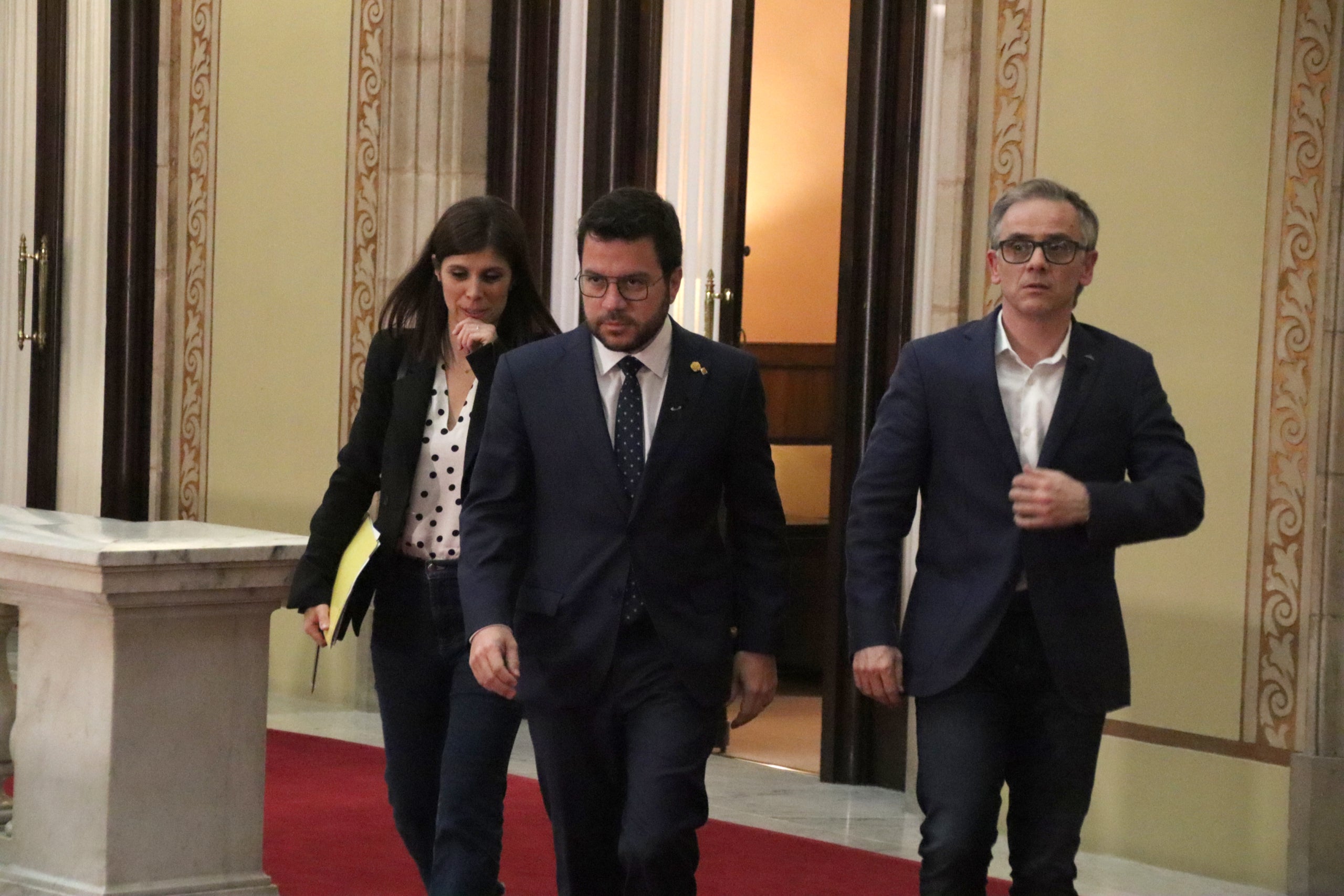 El president de la Generalitat, Pere Aragonès, amb el president i la portaveu del grup d'ERC, Josep Maria Jové i Marta Vilalta, després de reunir-se al Parlament.

Data de publicació: dimecres 31 de maig del 2023, 13:23

Localització: Barcelona

Autor: Rafa Garrido