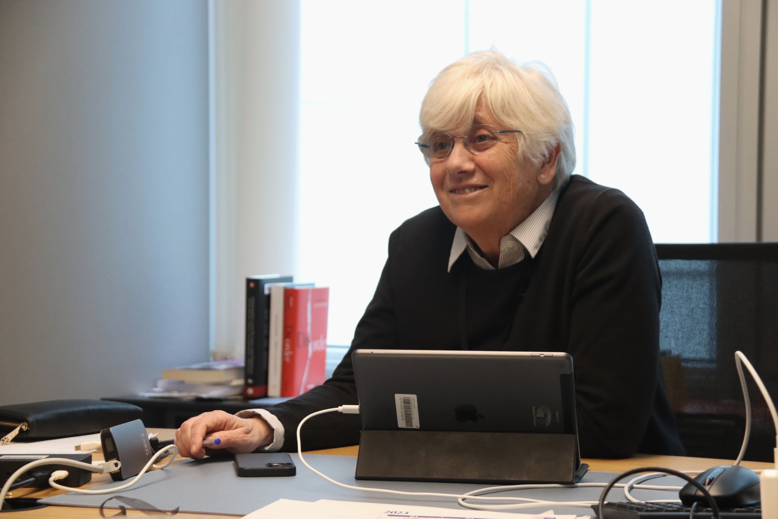 L'eurodiputada de Junts, Clara Ponsatí, a l'interior del seu despatx al Parlament Europeu de Brussel·les, el dia que estava citada a declarar al Tribunal Suprem / ACN
