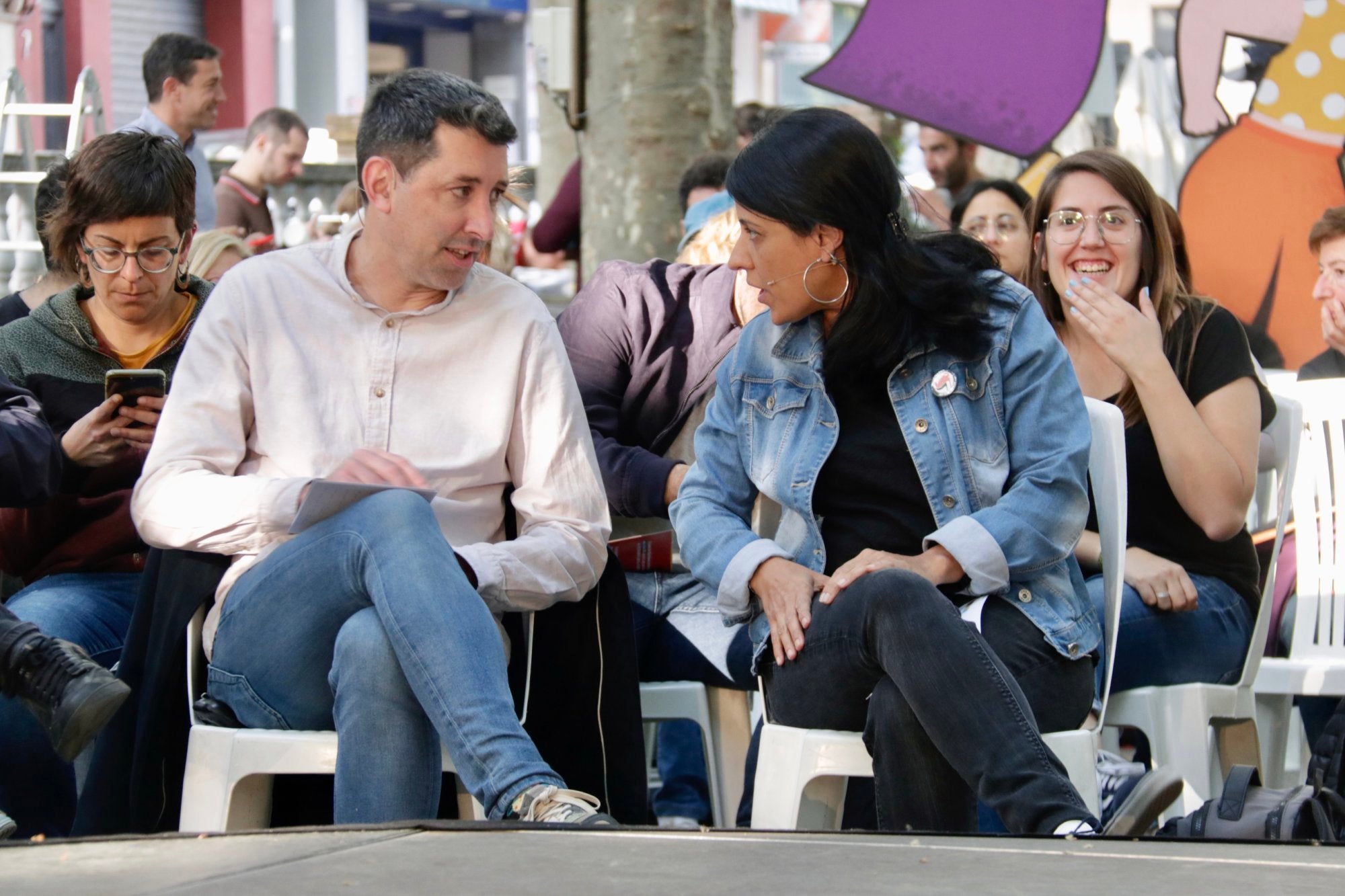 L'alcalde i cap de llista de la CUP a Berda, Ivan Sànchez, amb Anna Gabriel a l'acte final de campanya / ACN