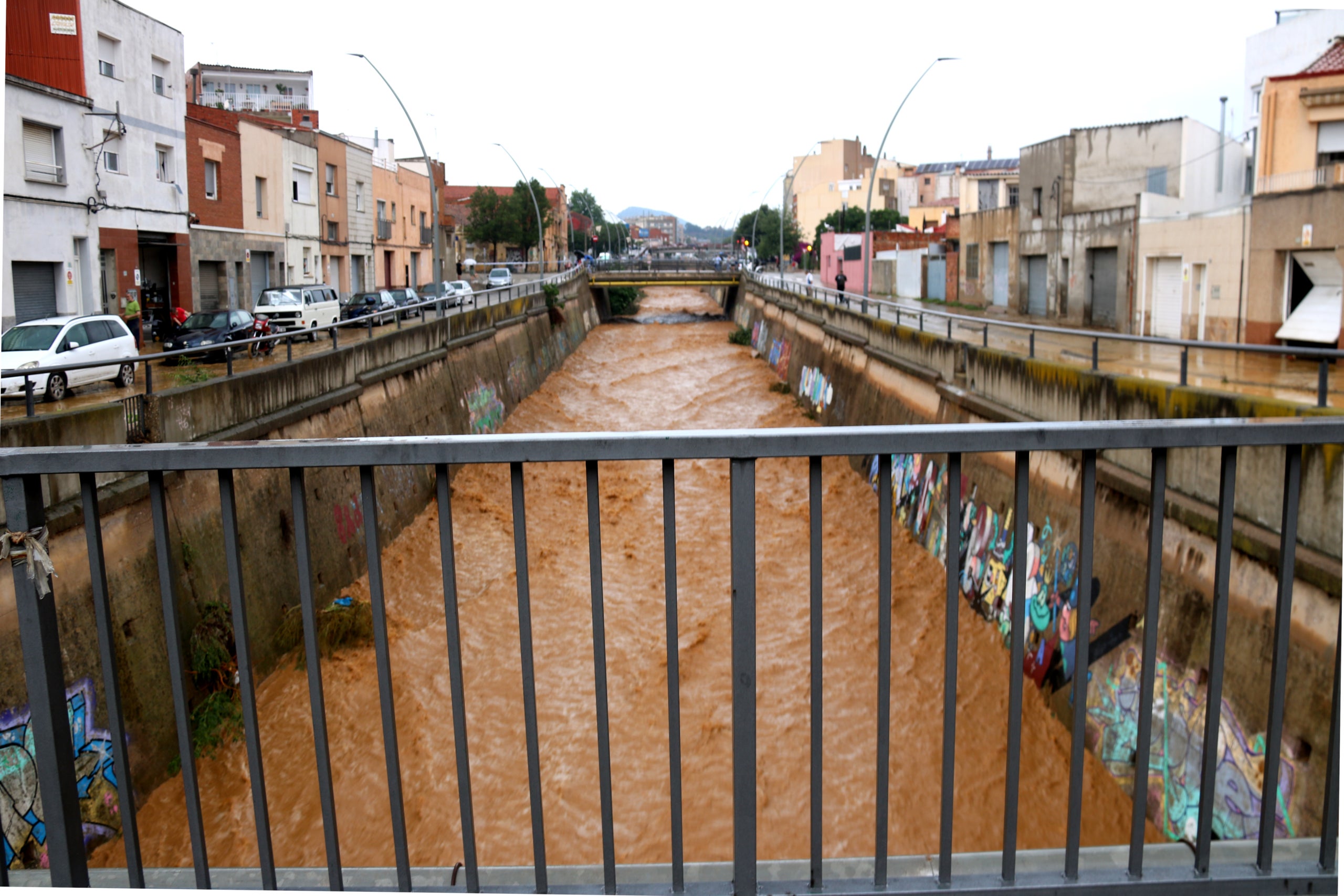 La riera de Palau, a Terrassa, plena a vessar després d'un temporal / ACN