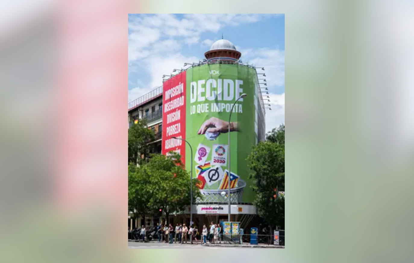 La lona de Vox que llença a la paperera el col·lectiu LGTBI, l'independentisme i el comunisme / EP