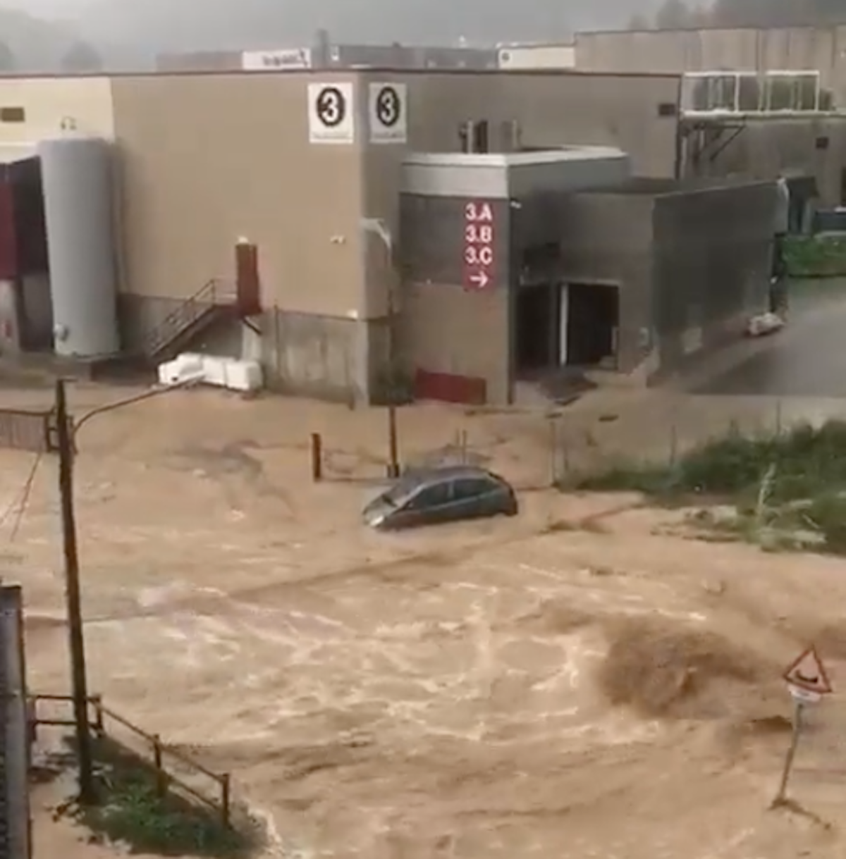 Els forts ruixats d'aquest dijous a la tarda / Twitter