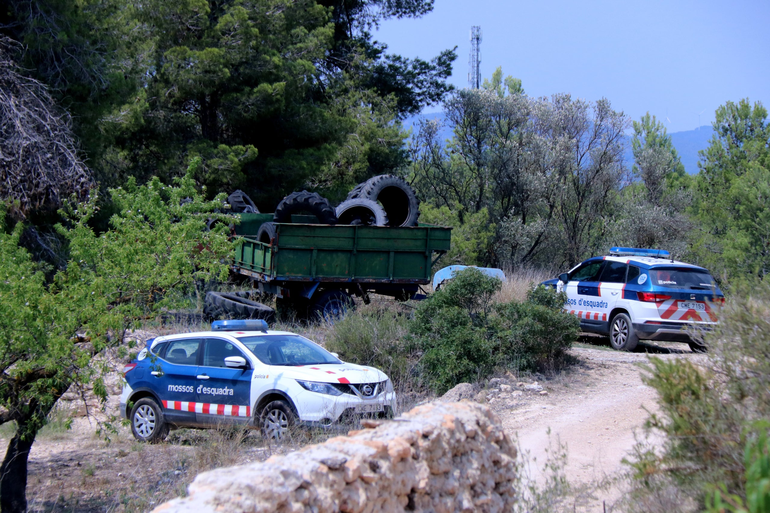Vehicles dels mossos a la zona on ha aparegut el cadàver a Rasquera / ACN