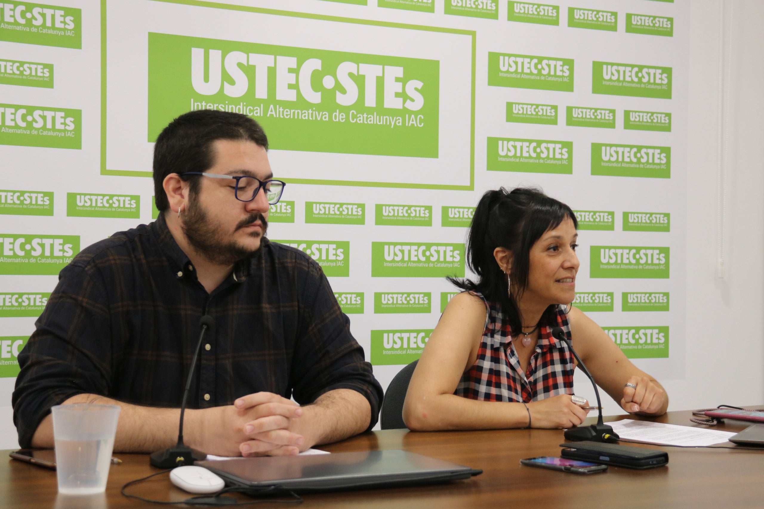 La portaveu d’USTEC, Iolanda Segura, en una roda premsa amb el coordinador d’Acció Sindical / ACN