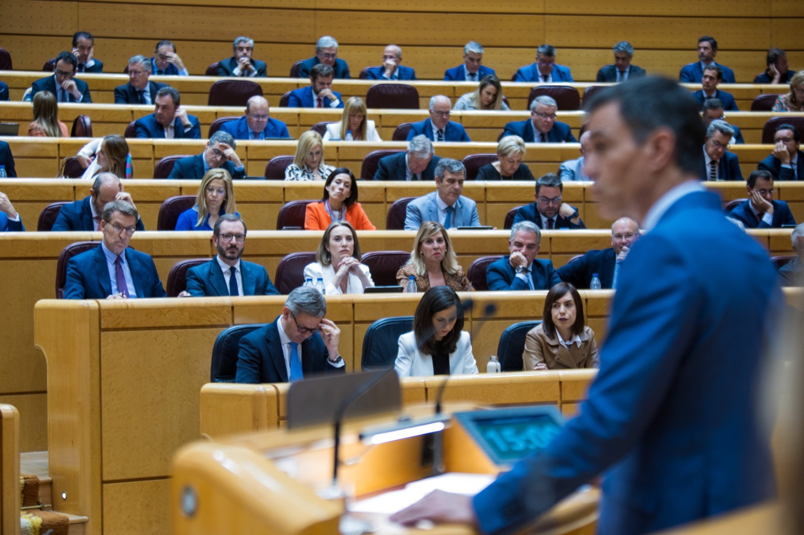 El president del govern espanyol, Pedro Sánchez, durant la compareixença al Senat sota la mirada del líder del PP, Alberto Núñez Feijóo
