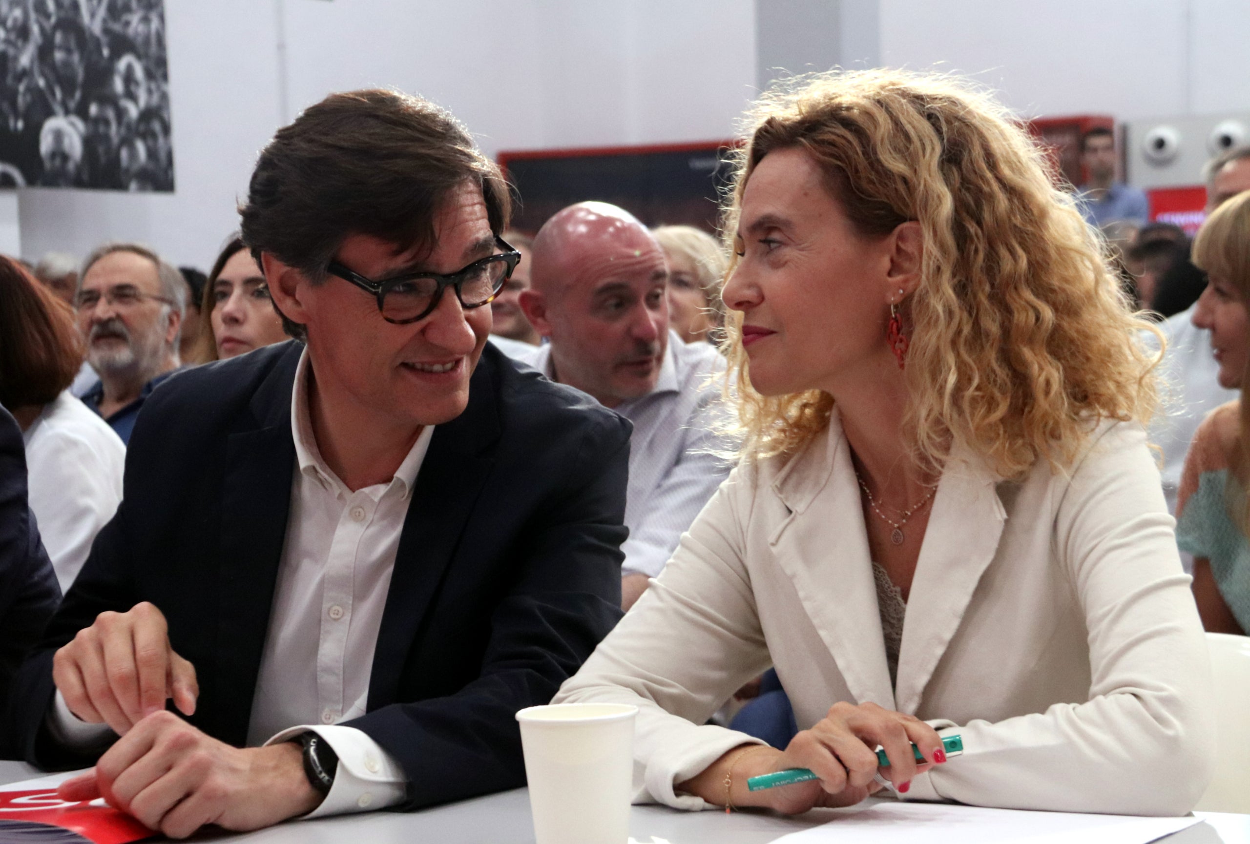 El líder del PSC, Salvador Illa, i la presidenta del Congrés i candidata el 23-J, Meritxell Batet, durant el consell nacional del PSC 

Data de publicació: diumenge 11 de juny del 2023, 12:48

Localització: Barcelona 

Autor: Natàlia Segura 