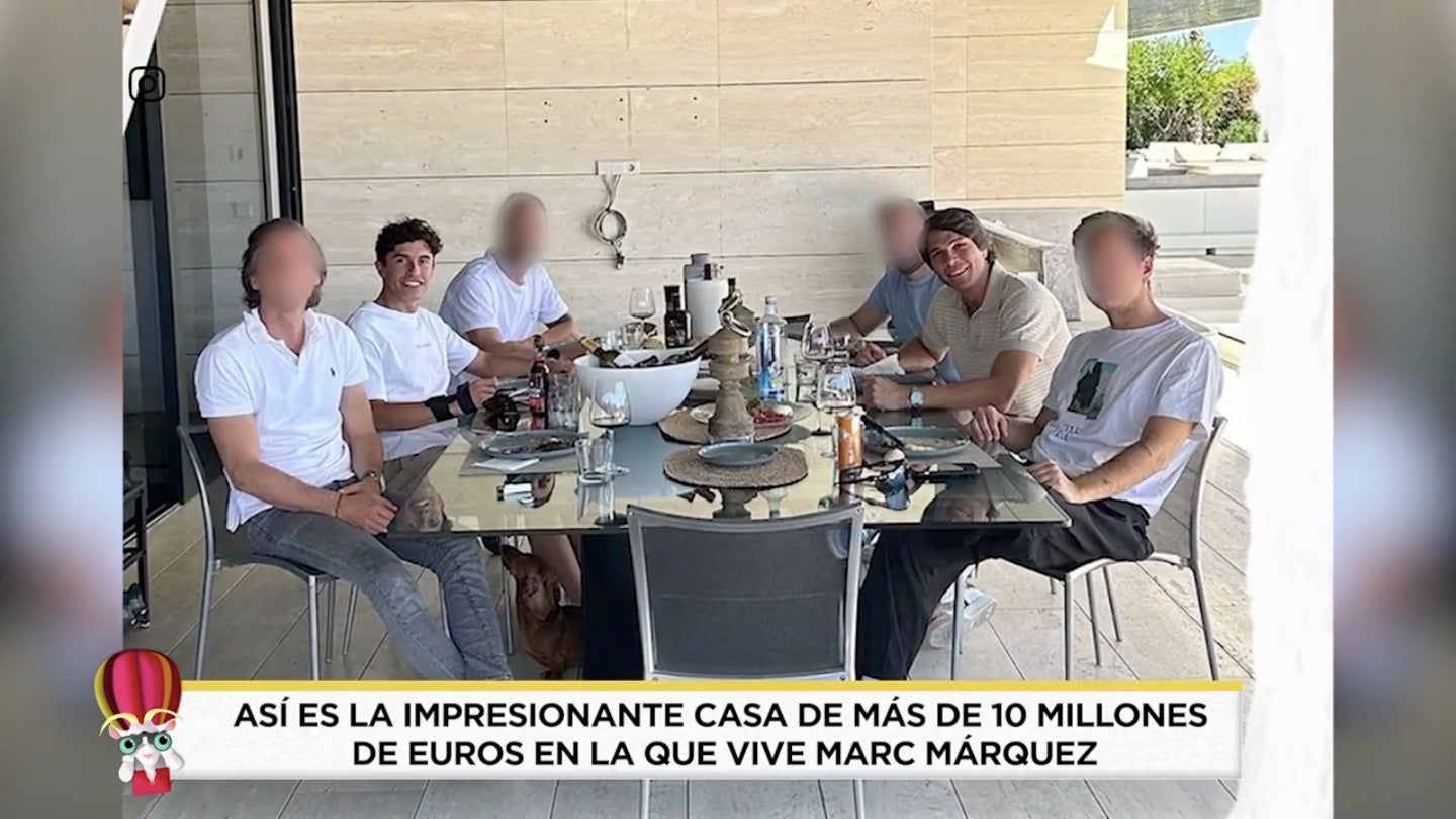 El pilot fa d'amfitrió dels seus amics - Telecinco