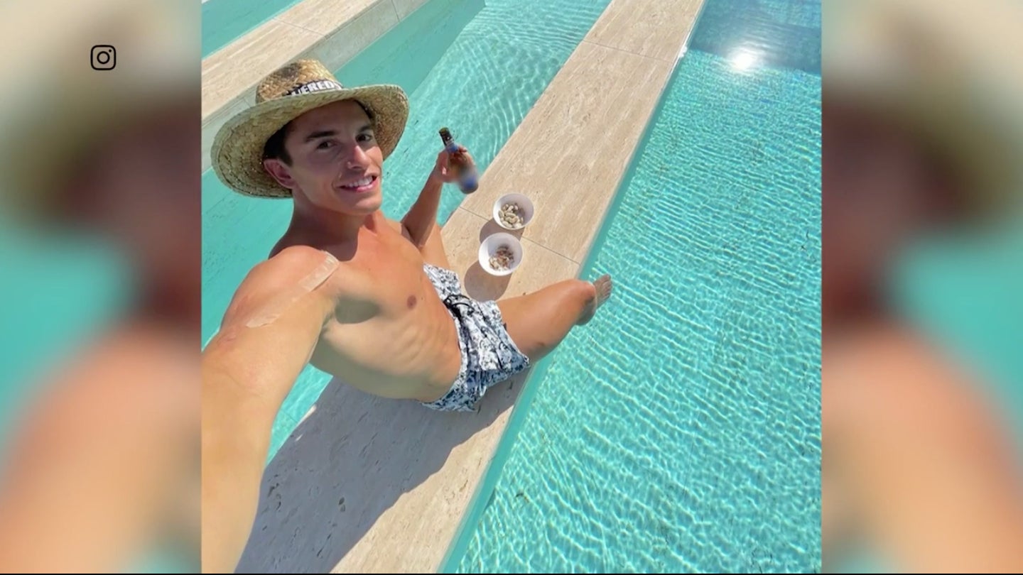 El pilot gaudeix de la seva piscina - Telecinco