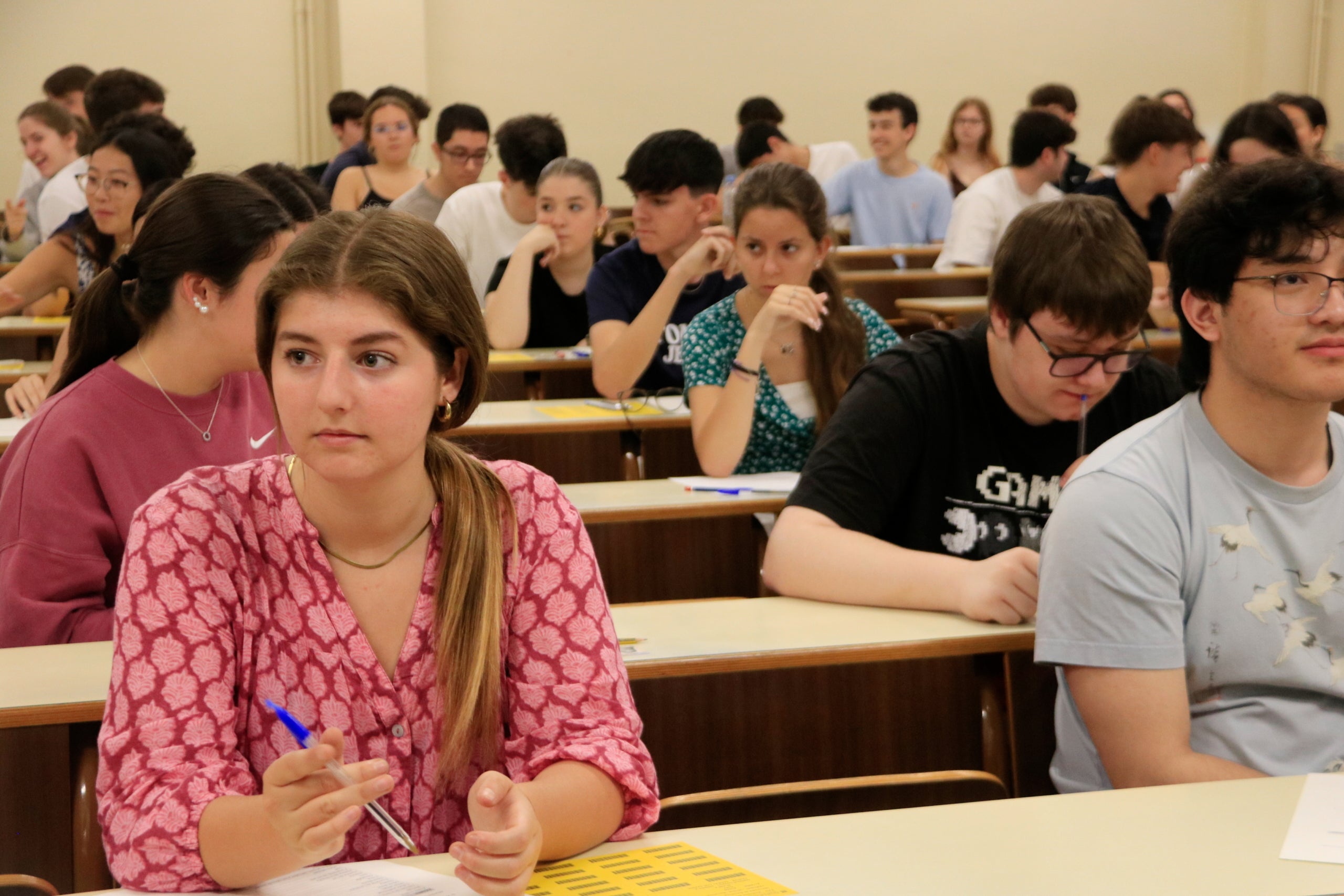 Estudiants en una aula de la Facultat de Biologia de la Universitat de Barcelona durant les proves de selectivitat / ACN