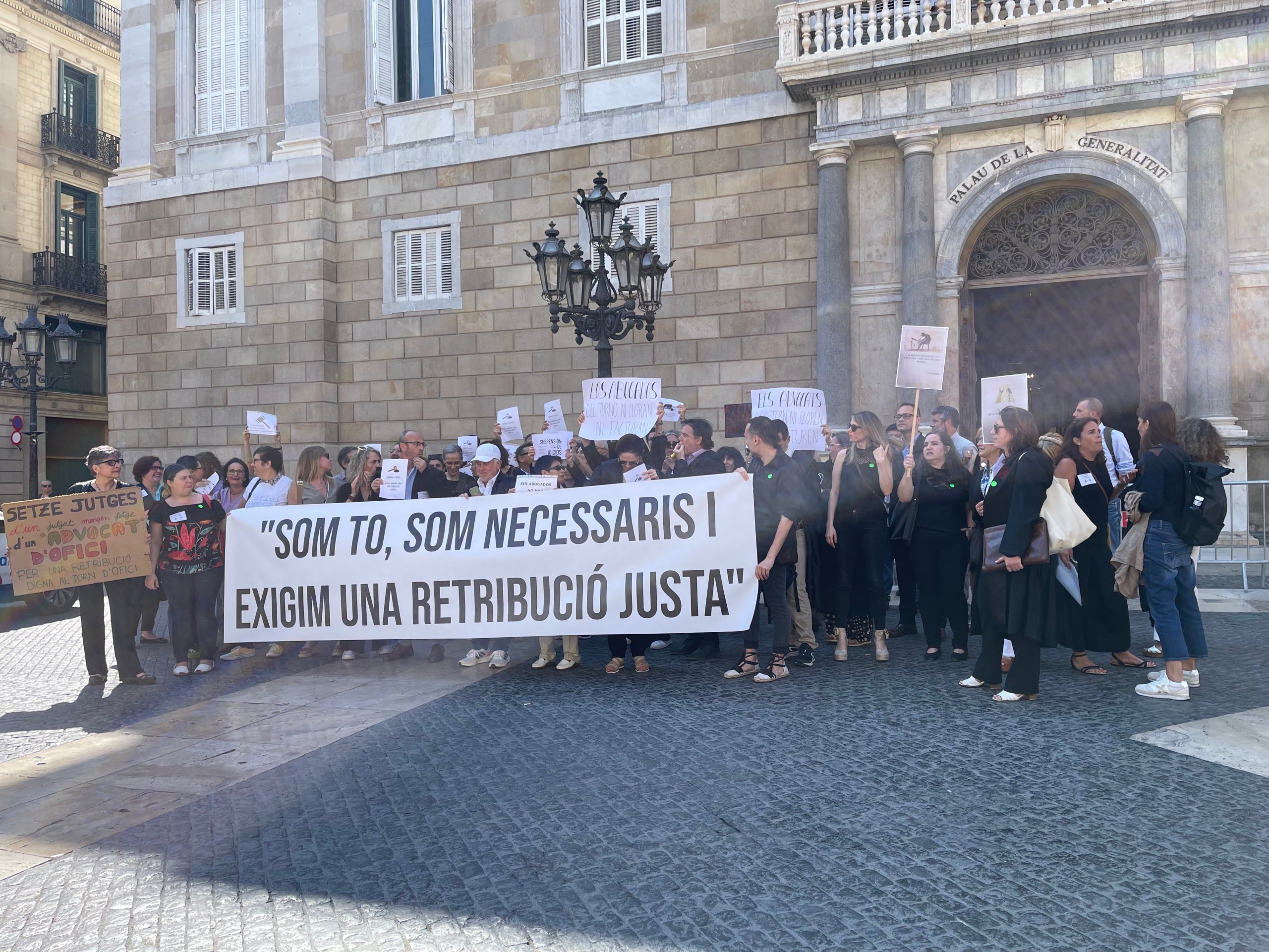 Els advocats d'ofici protesten davant del Palau de la Generalitat/Quico Sallés