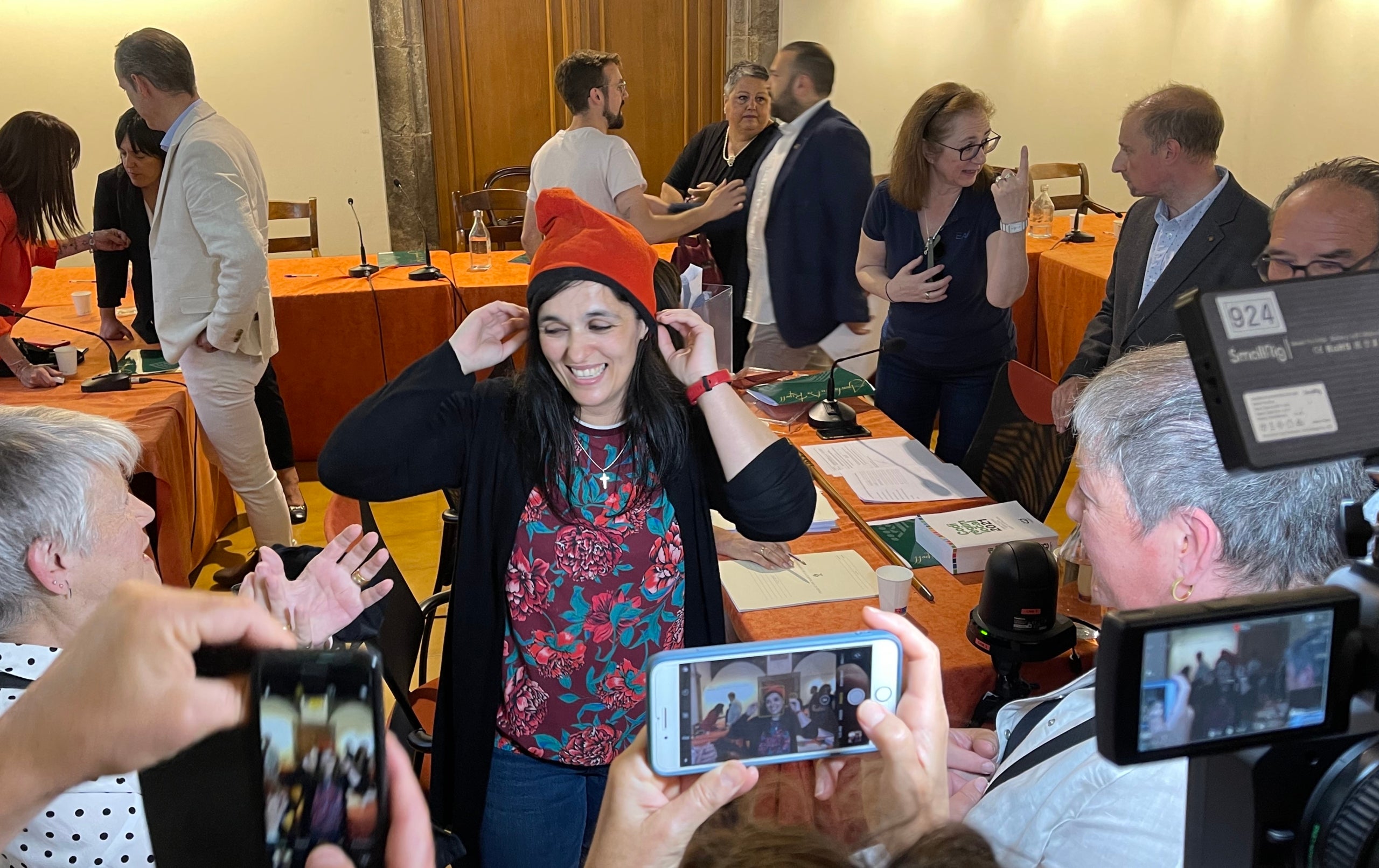Sívia Orriols, con barretina después del pleno/Quico Sallés