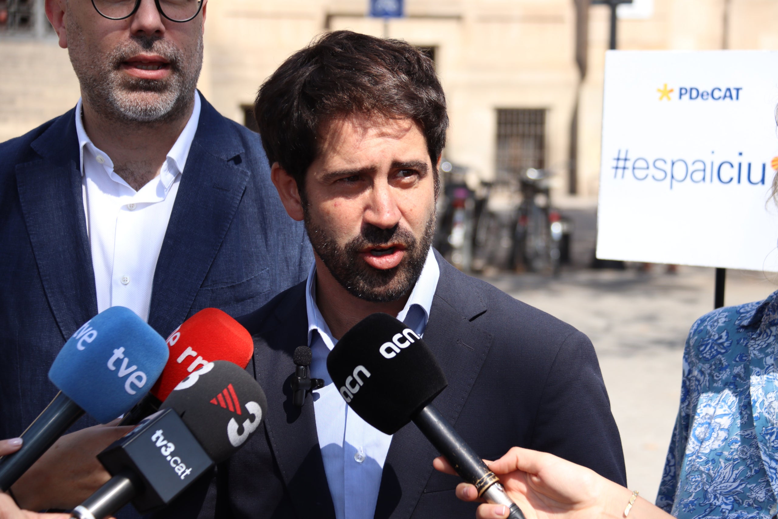 Roger Montañola, candidat del PDeCAT - Espai CiU, atenent els mitjans / ACN