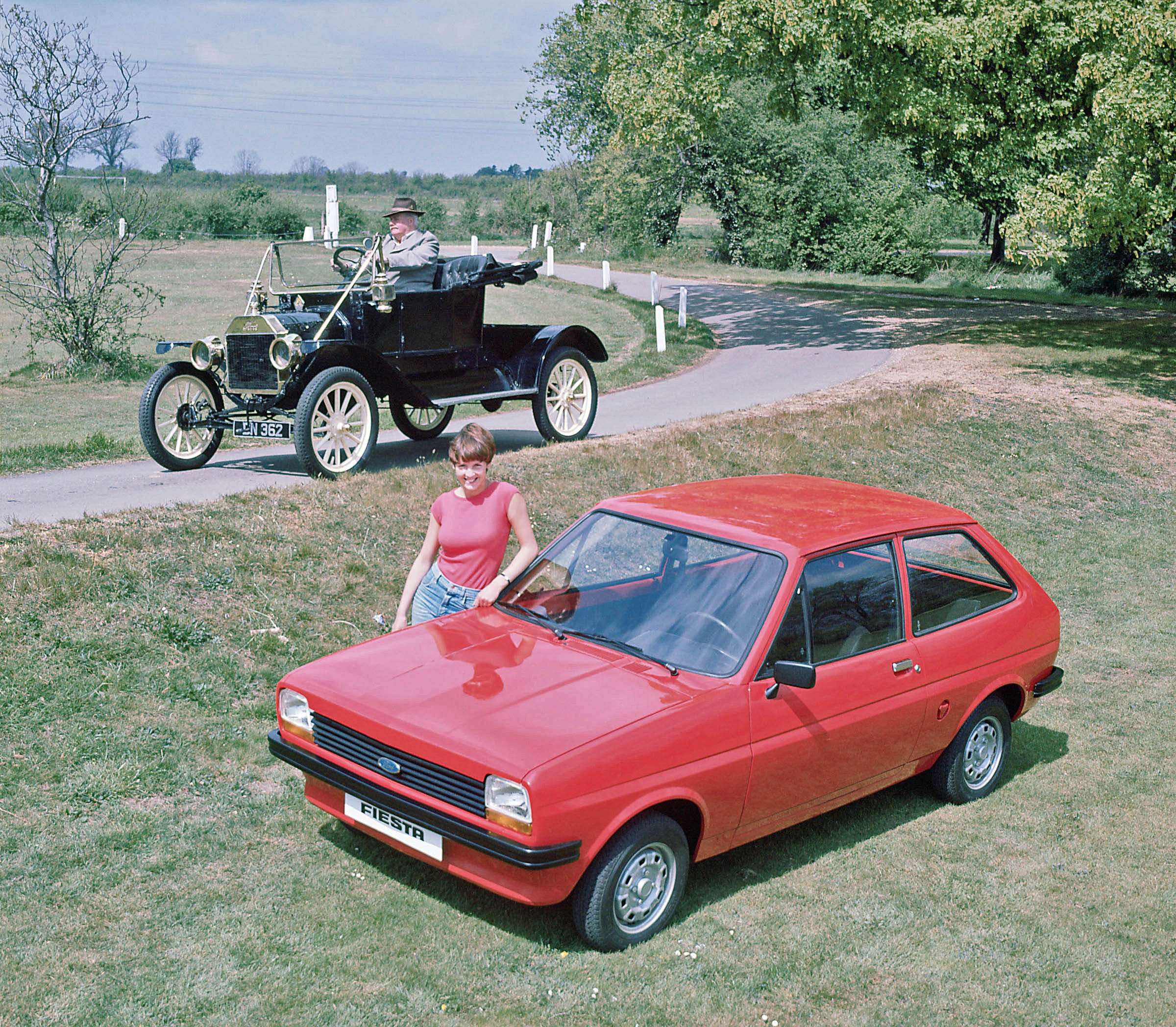 Un Ford antiguo y un Ford Fiesta, inicialmente dirigido al público femenino, en una imagen de marketing / Ford.es