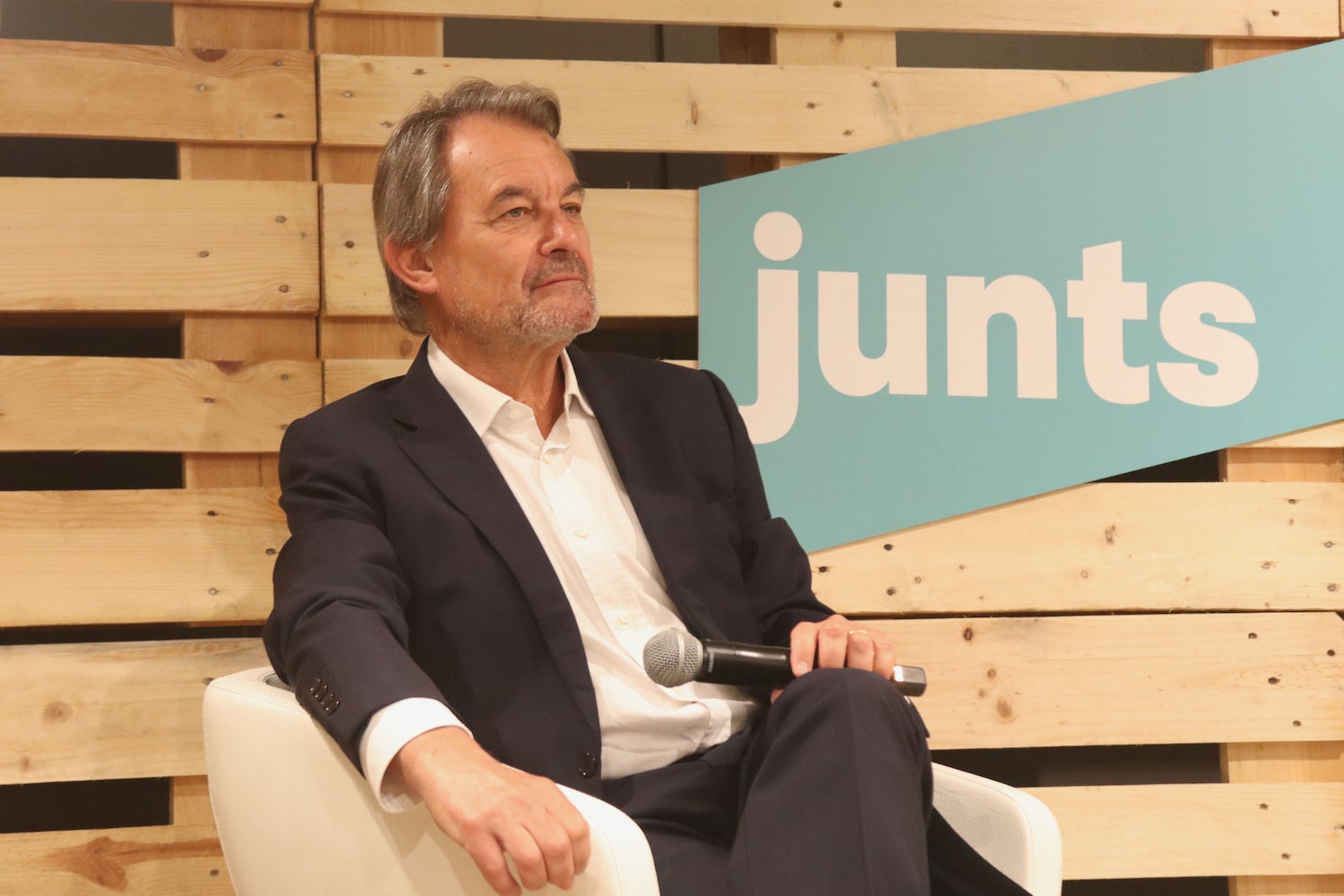 L'expresident Artur Mas participa d'un esmorzar informatiu amb la candidata de Junts, Míriam Nogueras. / Nico Tomás - ACN