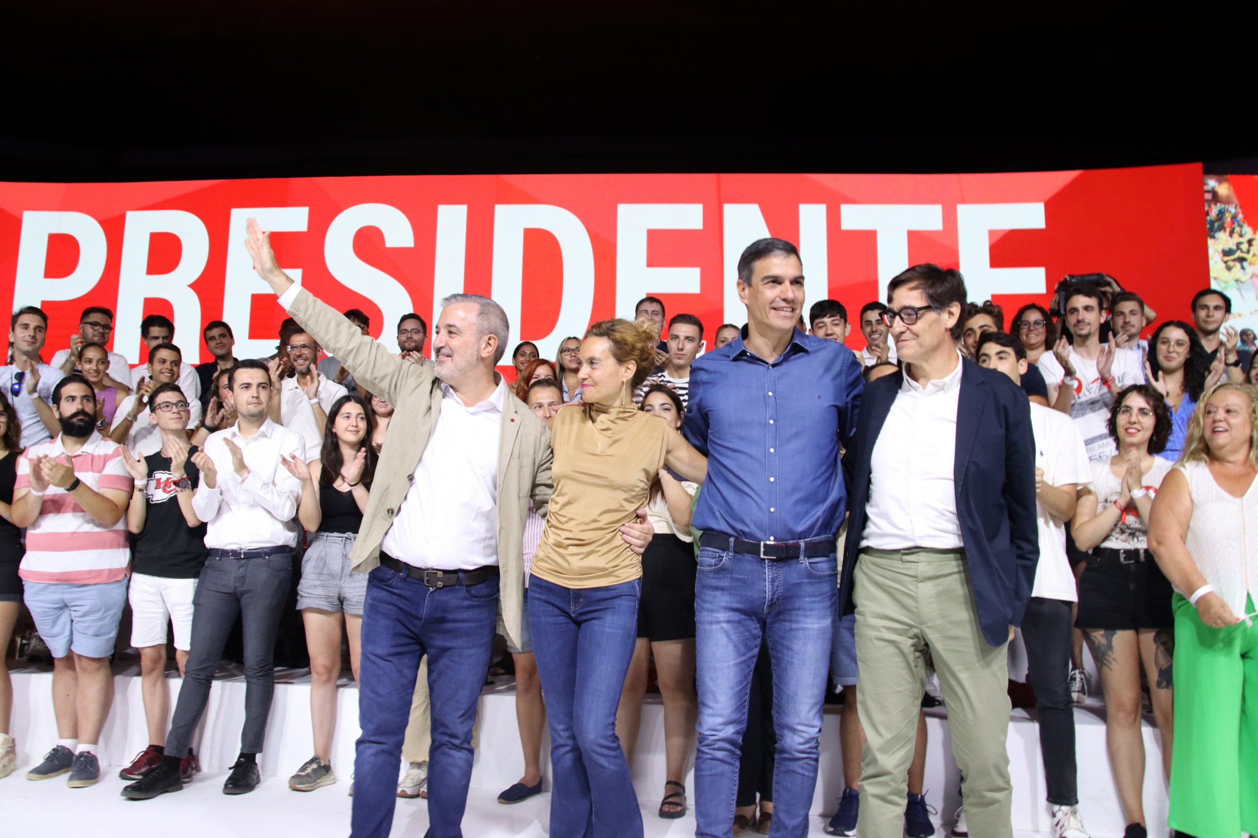 El presidente del gobierno español y cabeza de lista del PSOE para el 23-J, con el alcalde de Barcelona, Jaume Collboni, la jefa de lista por Barcelona, Meritxell Batet, y el primer secretario del PSC, Salvador Isla, en el mitin de este domingo, 16 de julio / ACN