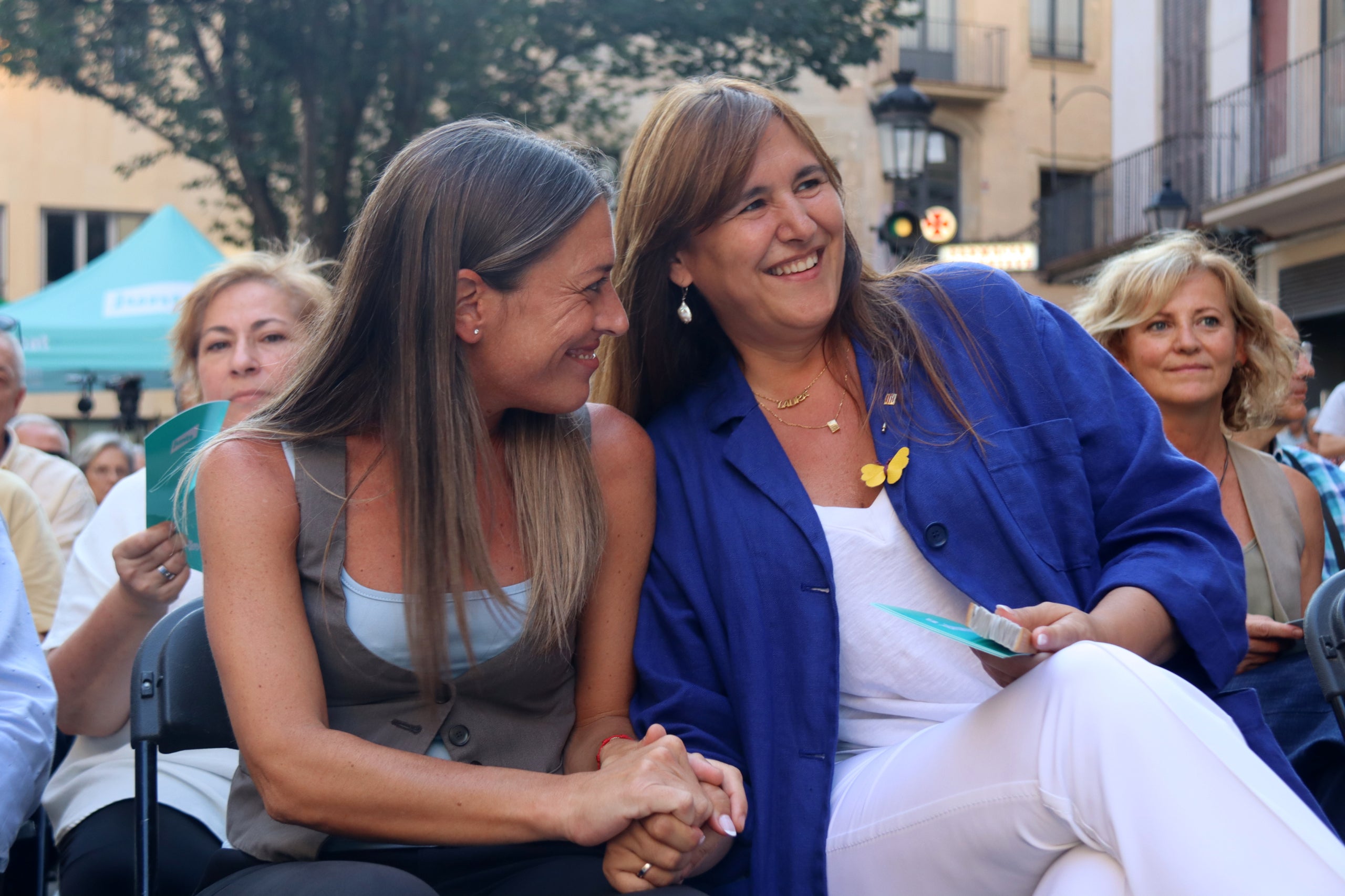 La candidata de Junts, Míriam Nogueras, i la presidenta del partit, Laura Borràs, en un acte de campanya a Manresa / ACN