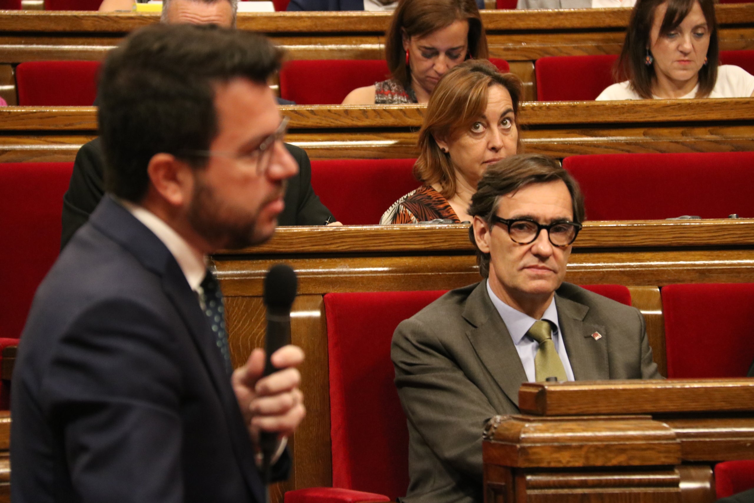 El president del PSC al Parlament, Salvador Illa, amb el president de la Generalitat, Pere Aragonès, durant la sessió de control al ple del Parlament / ACN