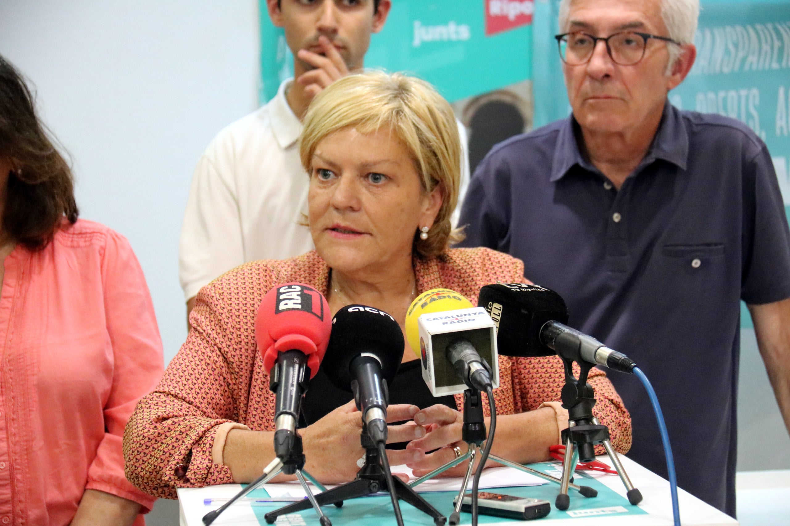 La cap de llista de Junts per Ripoll, Manoli Vega, atén els mitjans de comunicació / ACN