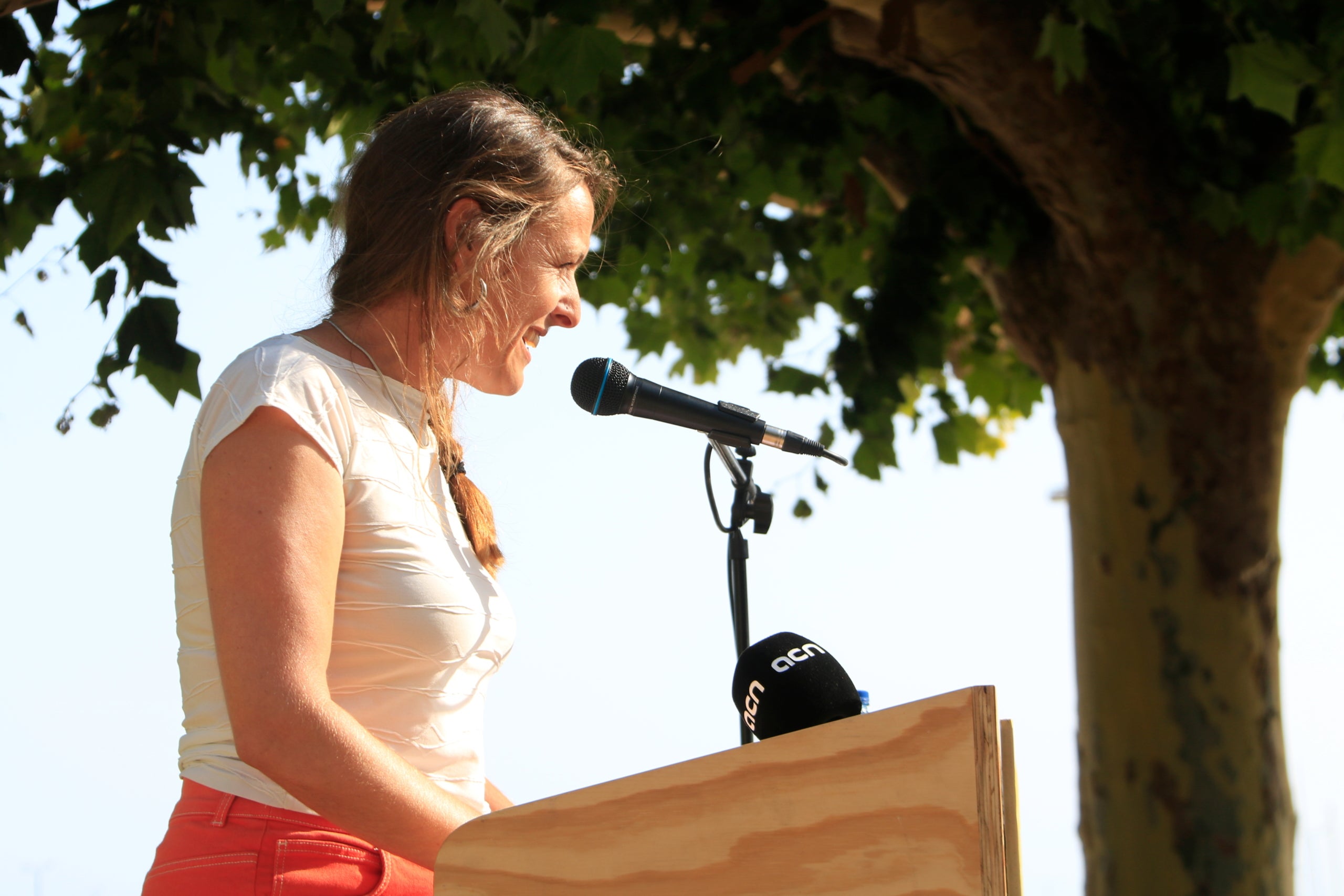 La cap de llista de la CUP per Girona, Mireia Vehí, en un acte de campanya del 23-J a Palamós / ACN