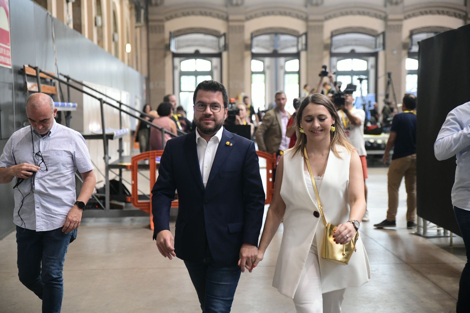 El president Pere Aragonès i la seva dona, Janine Juli, entren a la seu electoral d'ERC/Marc Puig