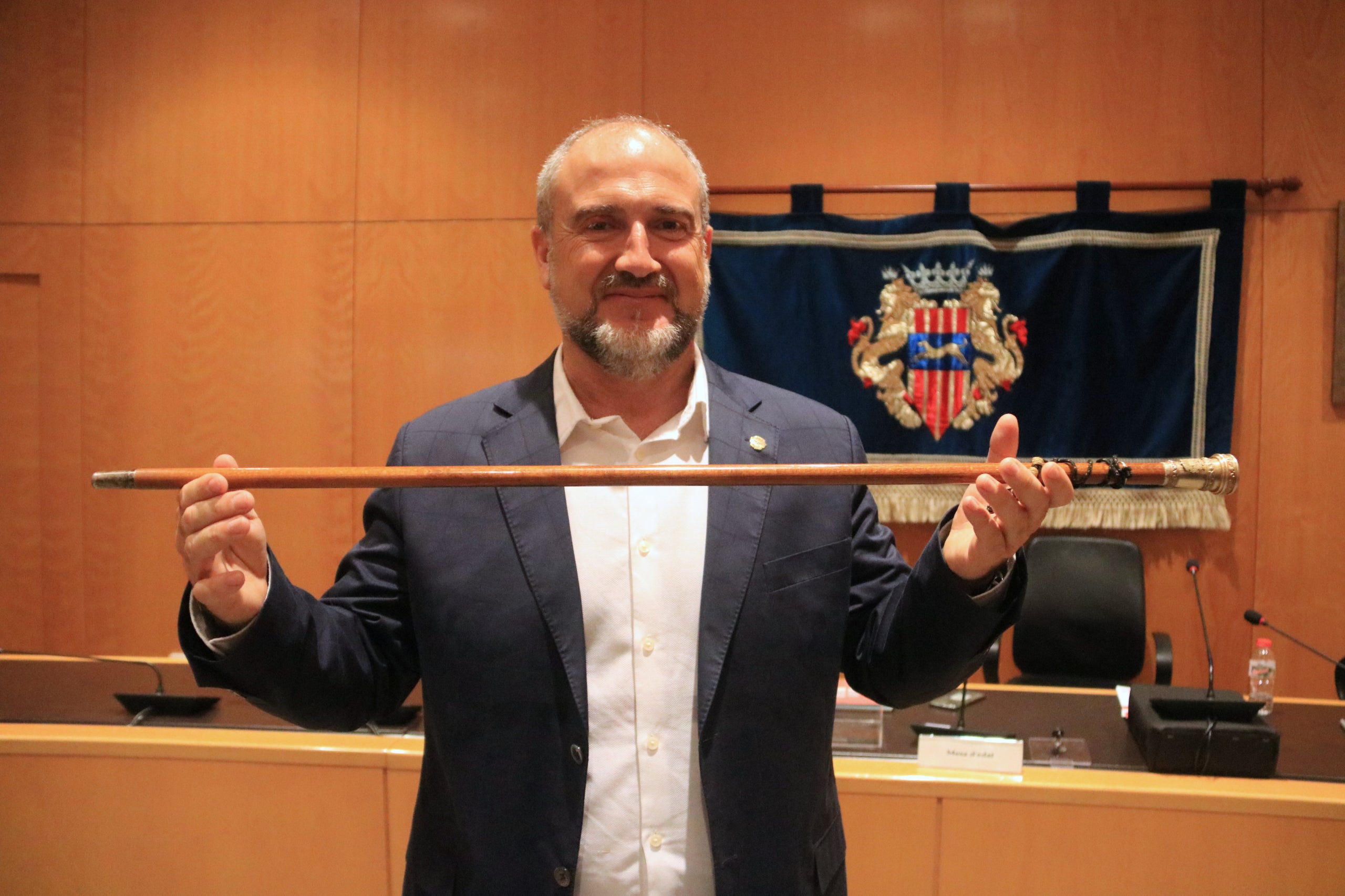 L'alcalde de Cambrils, Alfredo Clúa (PSC), sosté la vara de batlle en el ple d'investidura / ACN