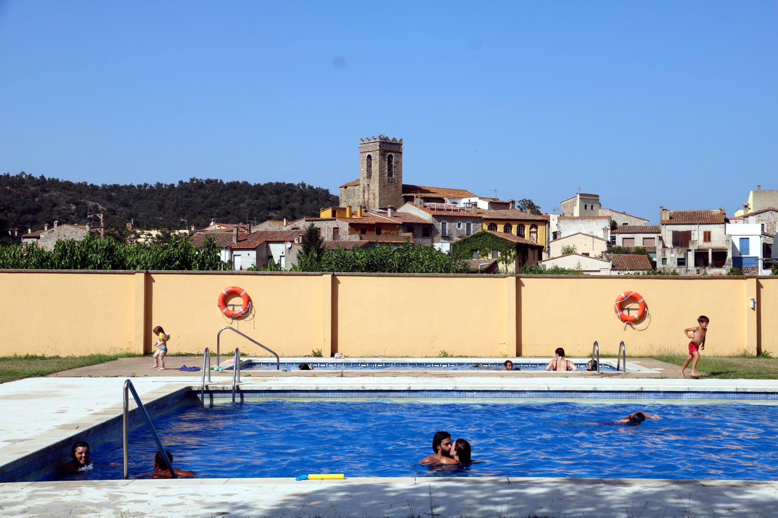 La piscina de Darnius, a 45 graus, aquest dimarts / ACN