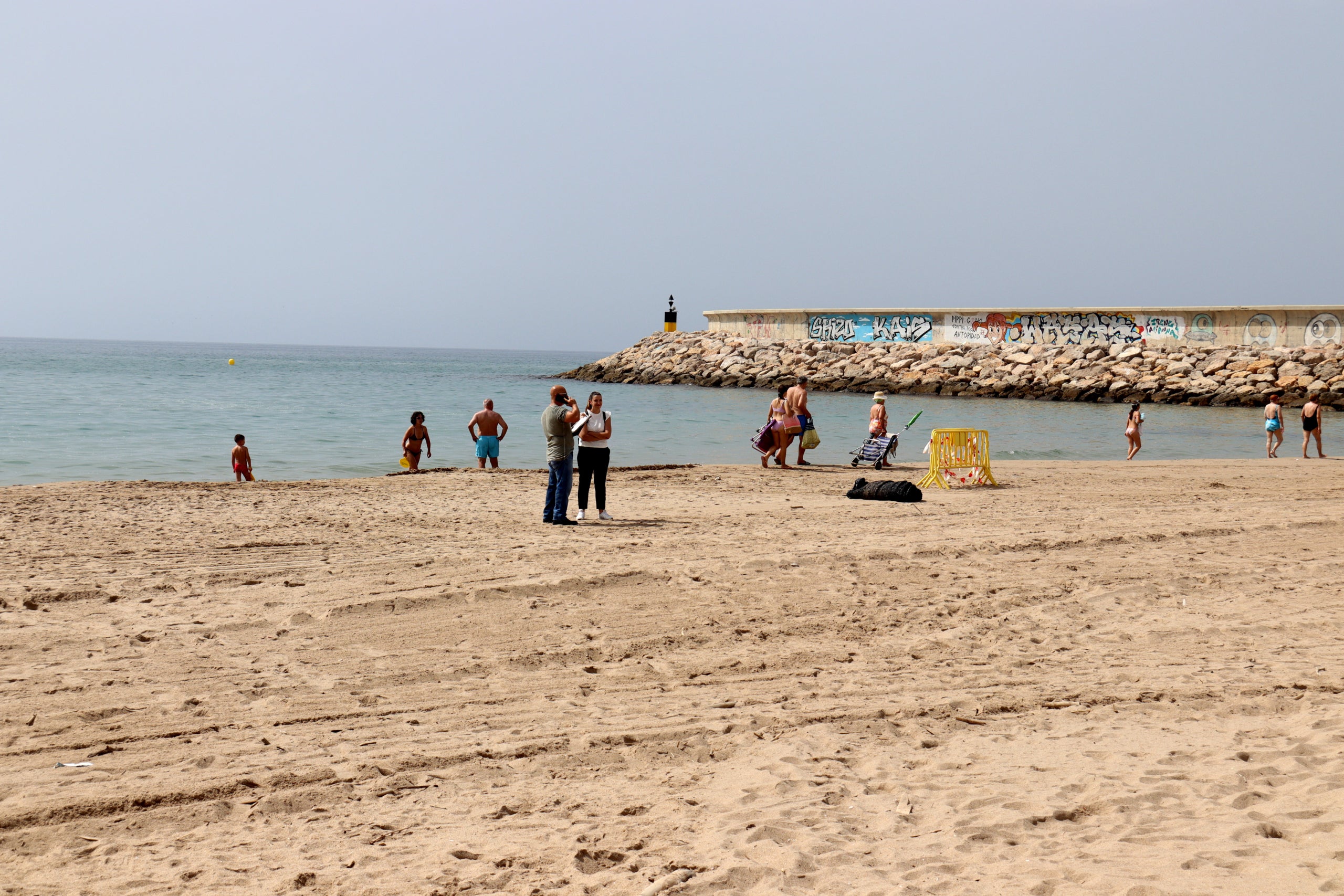 Agents de la Policia Judicial a la zona on s'ha trobat el cos sense vida d'un nen d'entre dos i quatre anys a la platja de Roda de Berà / ACN