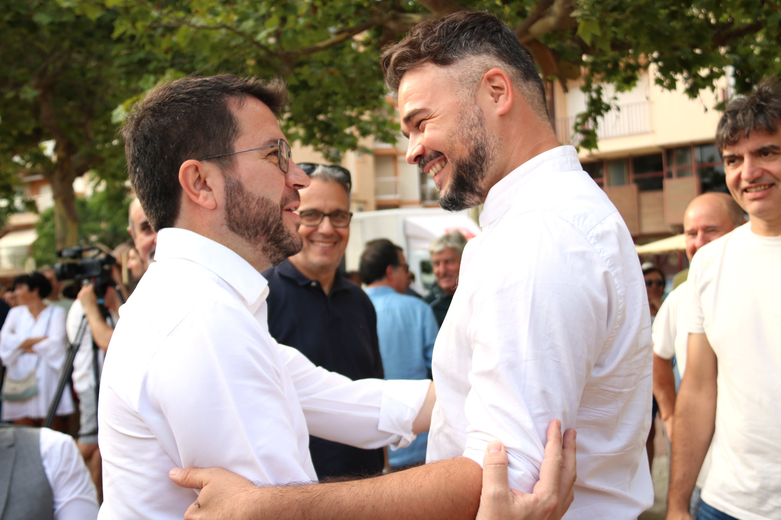 El president del Govern, Pere Aragonès, i el cap de llista d'ERC el 23-J, Gabriel Rufián, a Palamós / ACN