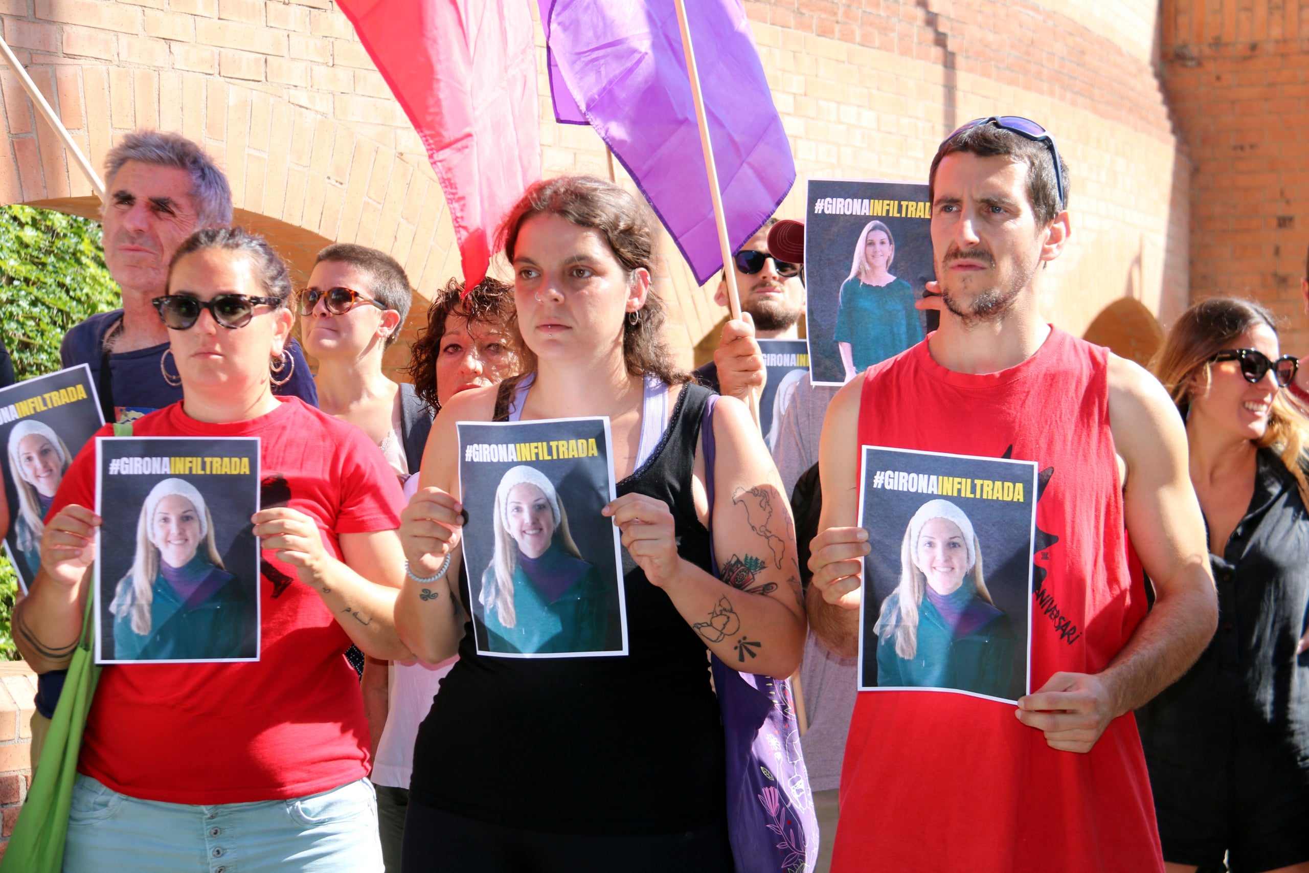 Diversos activistes mostren cartells de la policia espanyola infiltrada a Girona / ACN