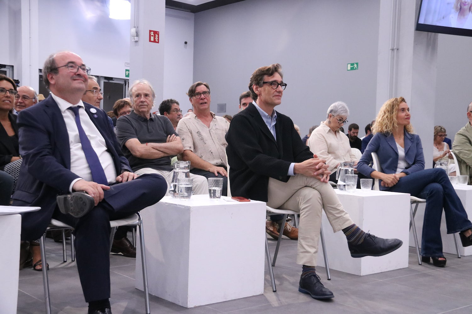 El ministre de Cultura, Miquel Iceta, el primer secretari del PSC, Salvador Illa, i la cap de llista per Barcelona el 23-J, Meritxell Batet, en un acte amb personatges del món de la cultura, com Joan Manel Serrat i Àlex Casanovas. / ACN - Sílvia Jardí