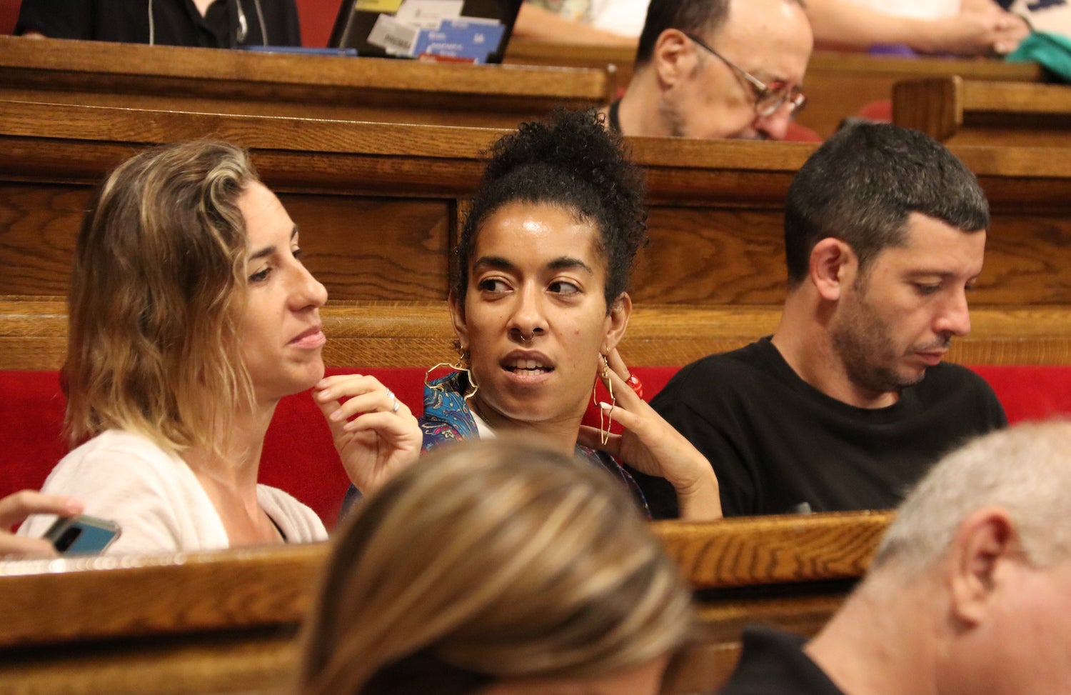 Laia Estrada, Bascha Change i Xavier Pellicer, diputats de la CUP-NCG, al ple del Parlament d'aquest dimecres / ACN