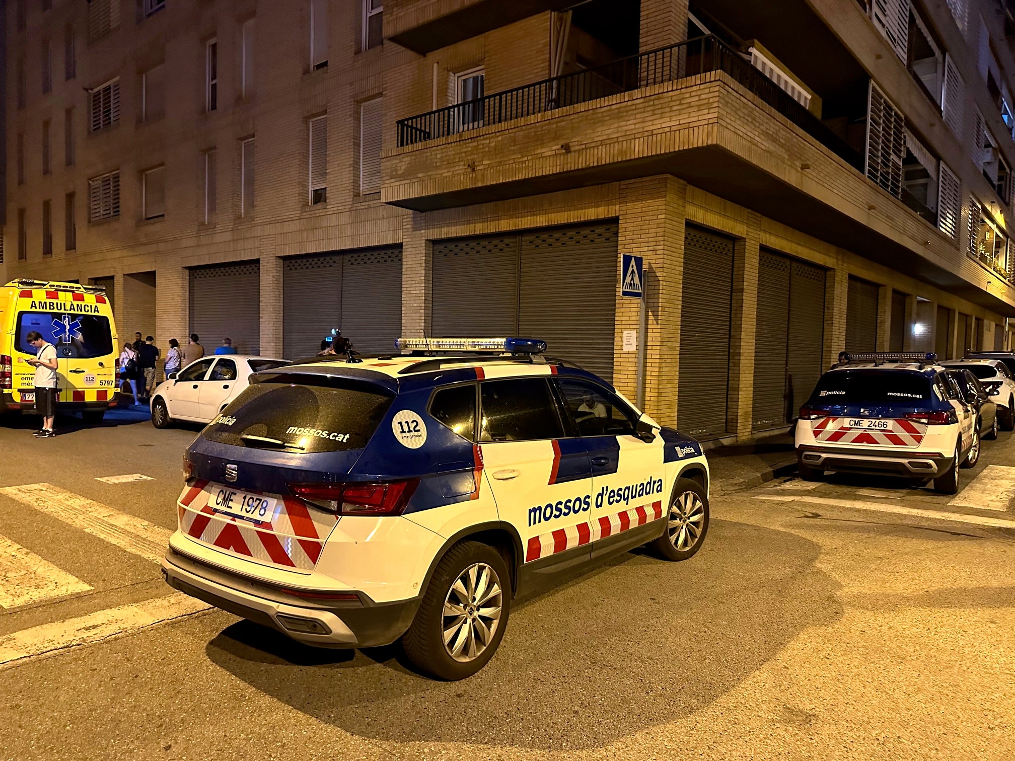 Diversas patrullas de los Mossos ante el edificio donde se ha encontrado el cuerpo de una chica muerta / ACN