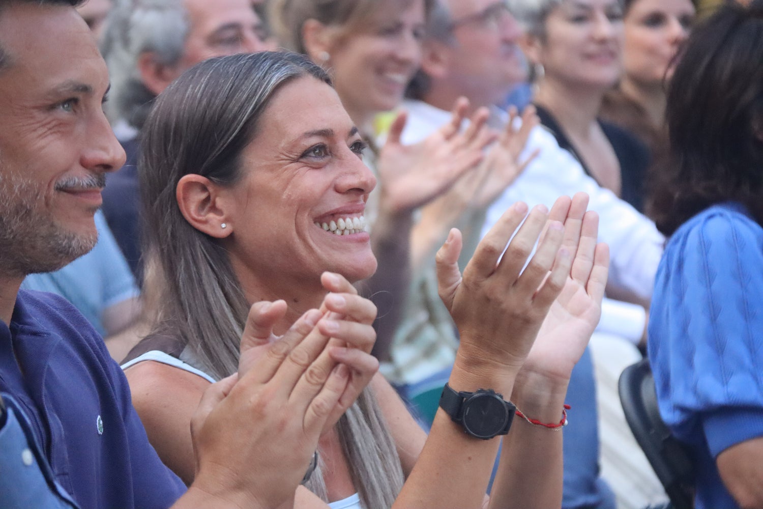 La candidata de Juntos, Míriam Nogueras, junto a su marido, durante el acto de cierre a los Jardinets de Gracia / Nico Tomás - ACN