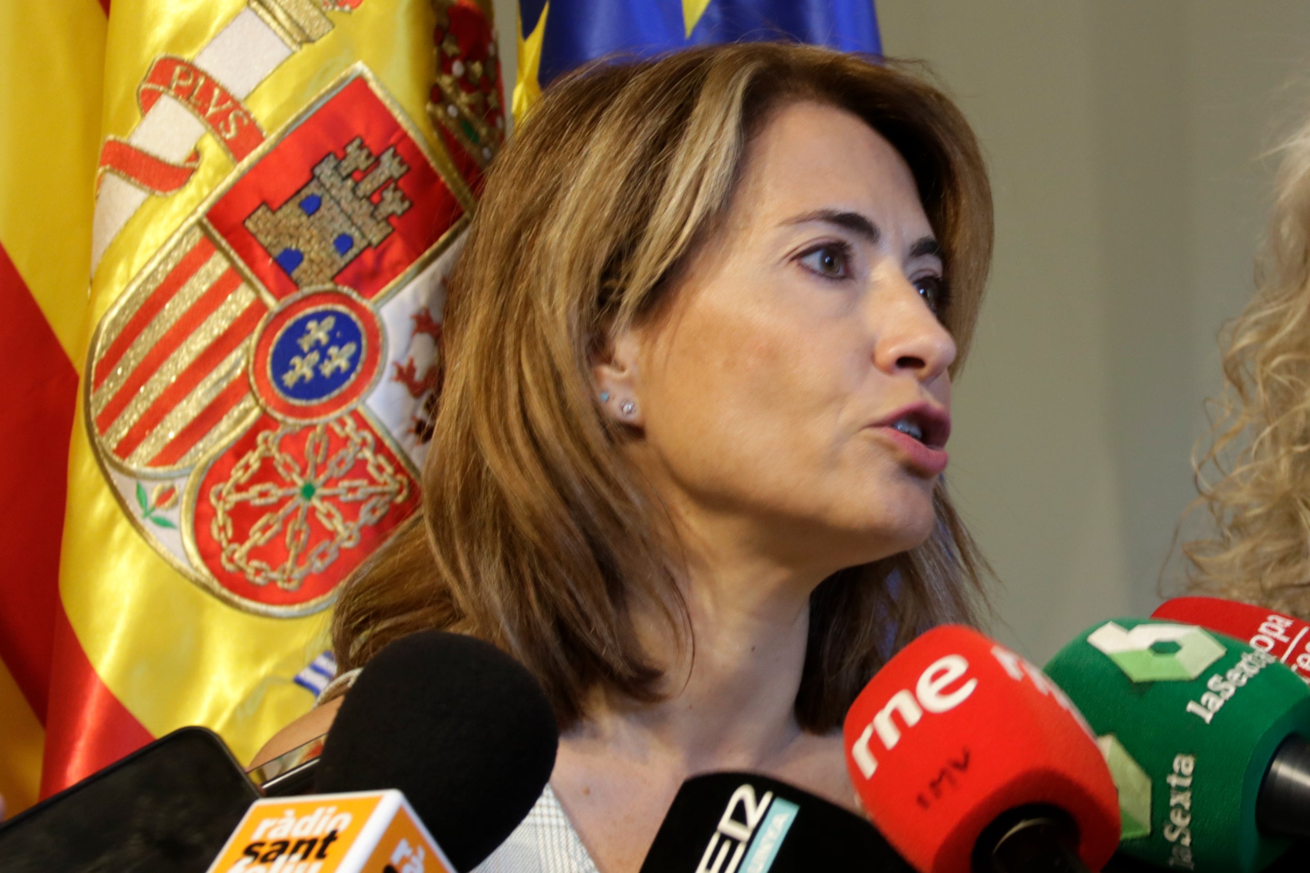 La ministra de Transports, Mobilitat i Agenda Urbana, Raquel Sánchez, atenent els mitjans de comunicació / ACN