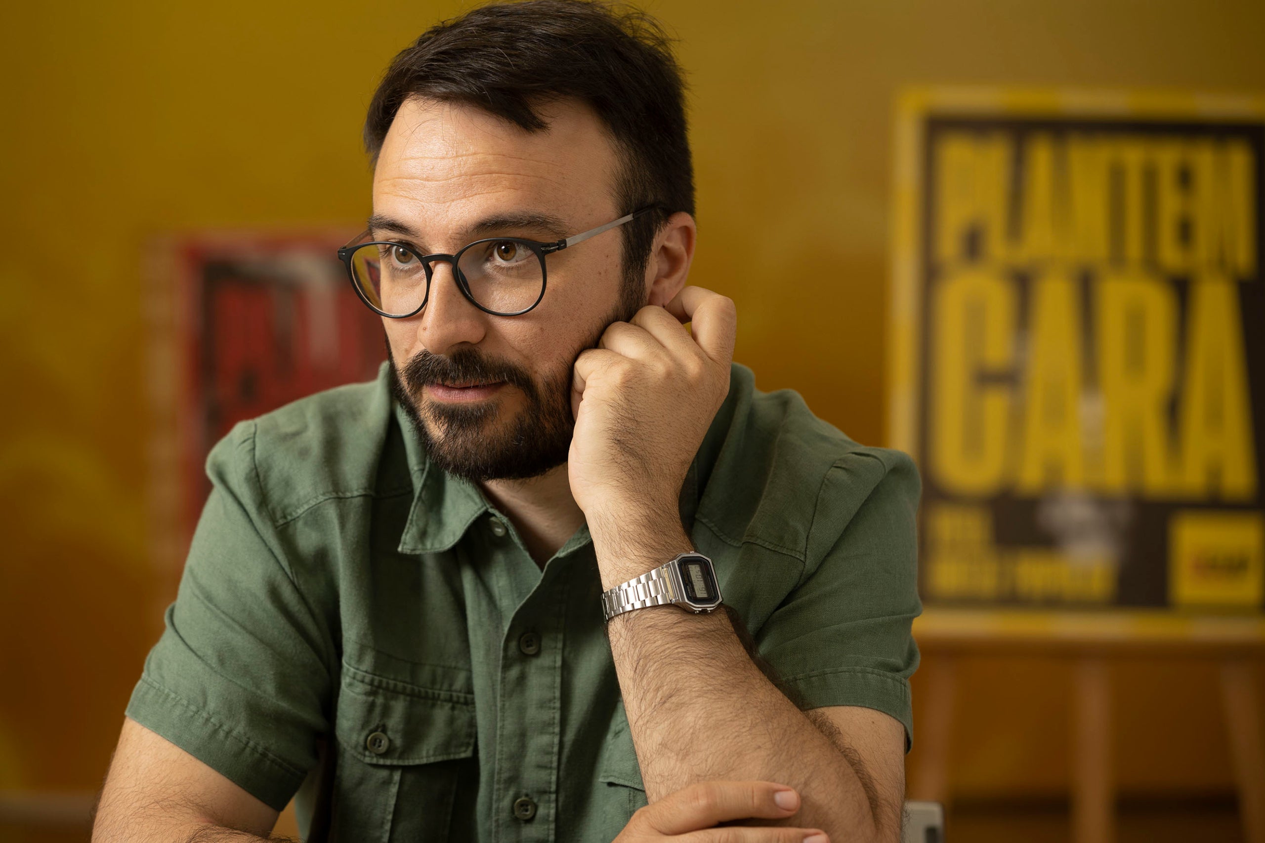 Albert Botran, en un moment de l'entrevista a la seu de la CUP/Jordi Play