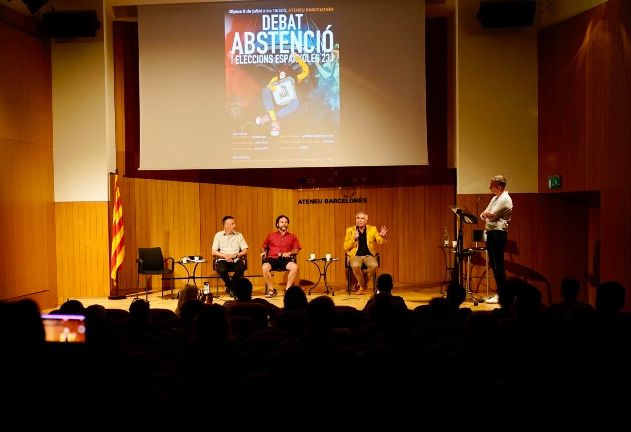 Una imatge central del debat sobre l'abstenció d'aquesta tarda a l'Ateneu/Mireia Comas