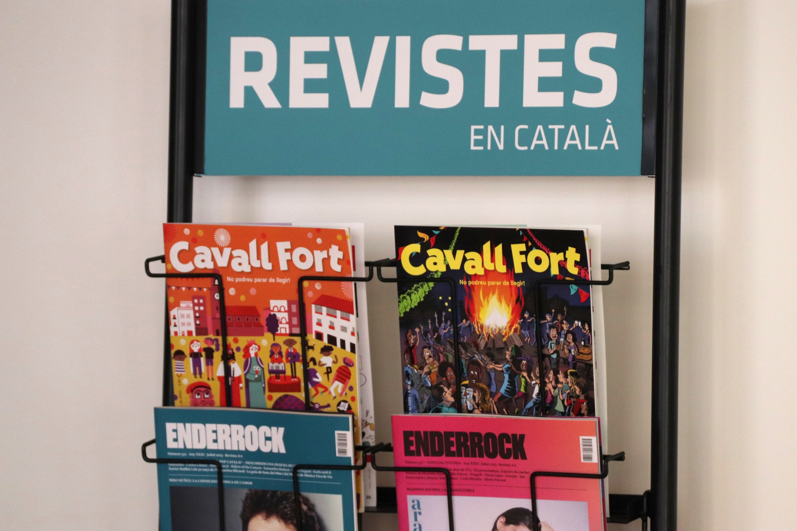 Diversos exemplars de les revistes 'Cavall Fort' i 'Enderrock' / ACN