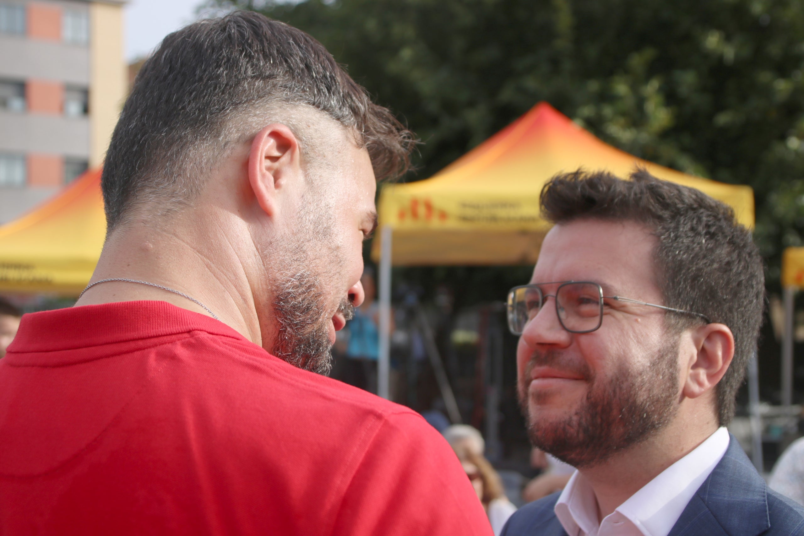 El president del Govern, Pere Aragonès, amb el cap de llista d'ERC a les eleccions del 23-J, Gabriel Rufián, a l'Hospitalet / ACN