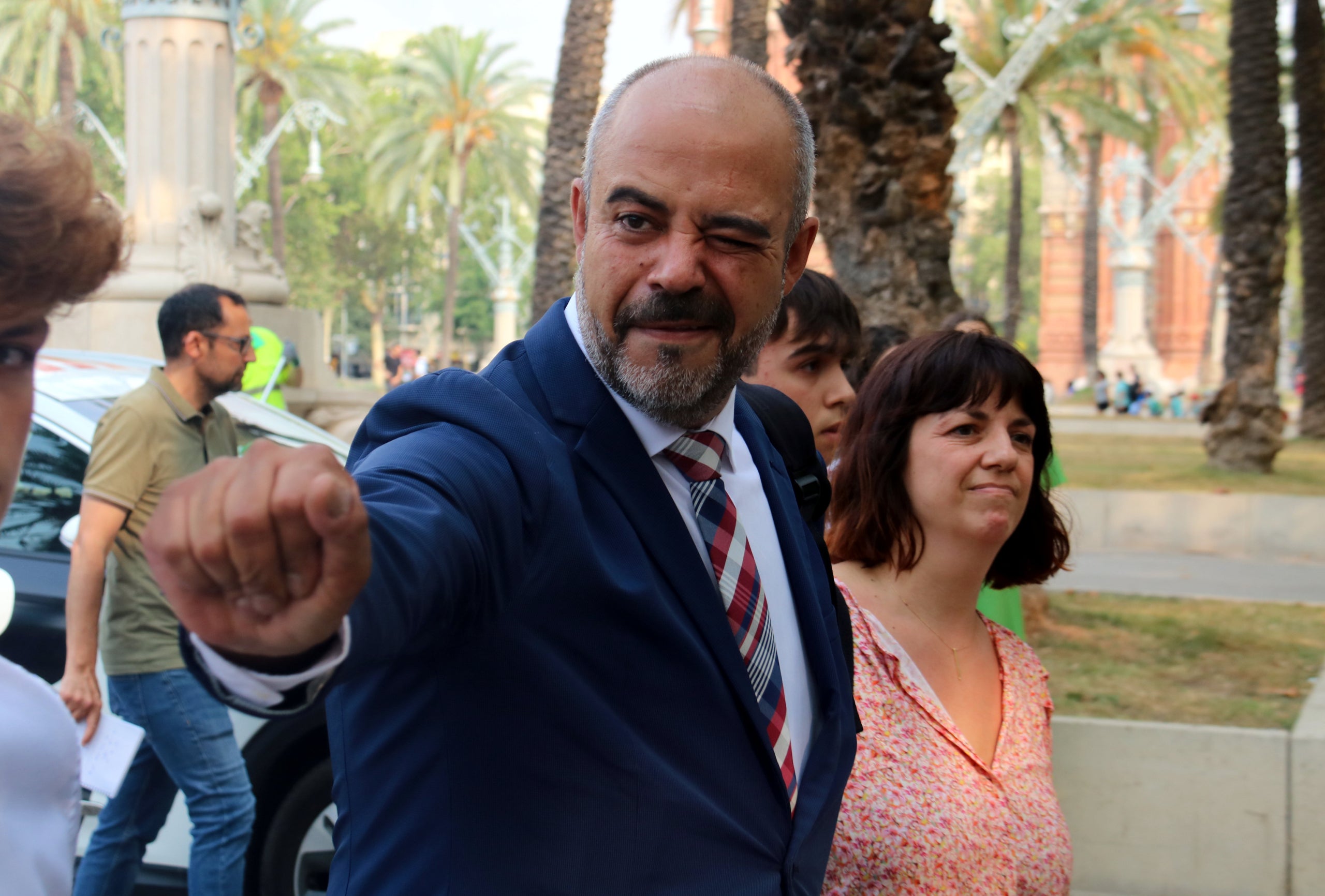 Miquel Buch i la seva muller a l'entrada de l'Audiència de Barcelona el dia que va començar el judici/ACN